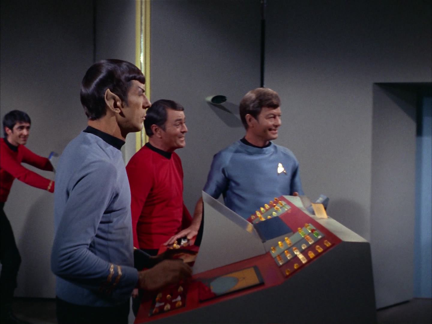 ariane179254_StarTrek_2x13_Obsession_3327.jpg