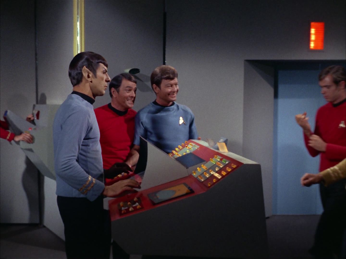ariane179254_StarTrek_2x13_Obsession_3328.jpg