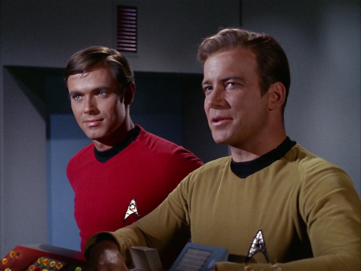 ariane179254_StarTrek_2x13_Obsession_3348.jpg