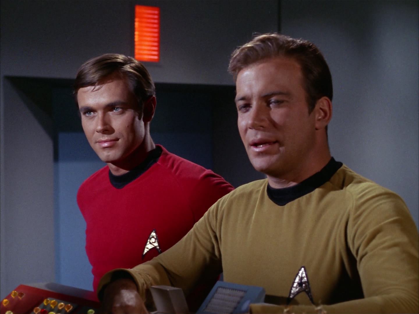ariane179254_StarTrek_2x13_Obsession_3349.jpg