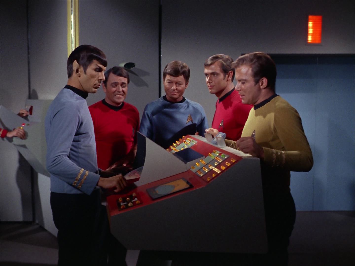 ariane179254_StarTrek_2x13_Obsession_3350.jpg