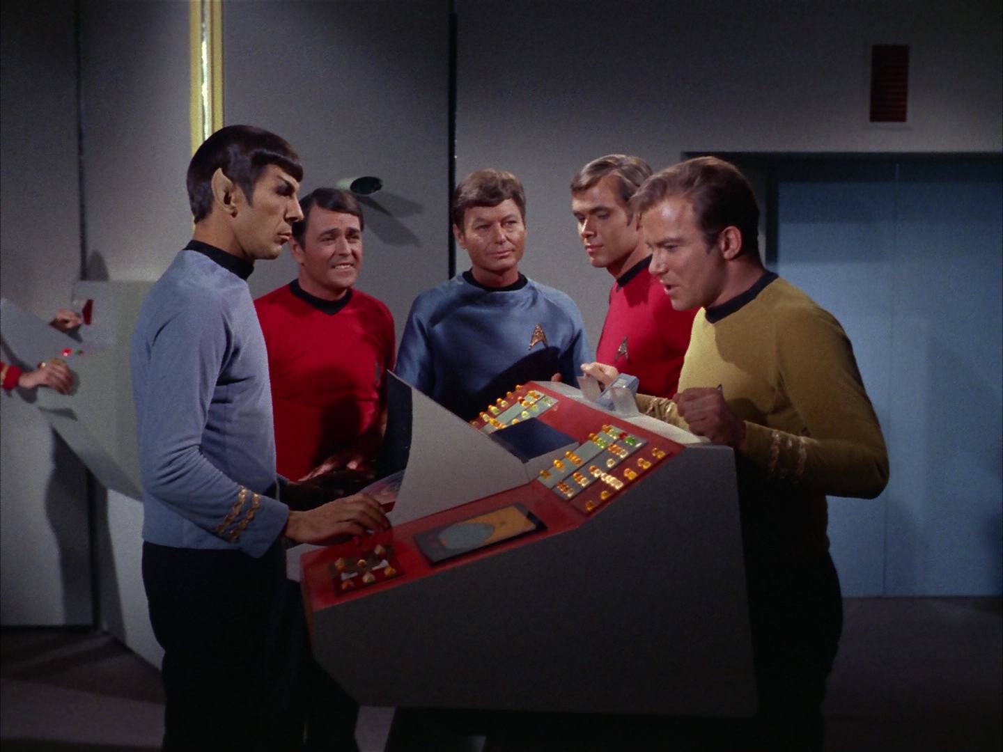 ariane179254_StarTrek_2x13_Obsession_3351.jpg