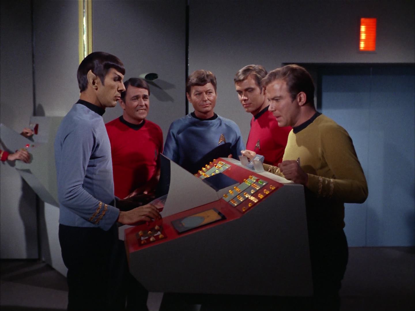 ariane179254_StarTrek_2x13_Obsession_3352.jpg
