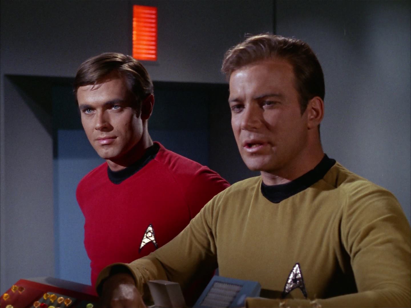 ariane179254_StarTrek_2x13_Obsession_3355.jpg