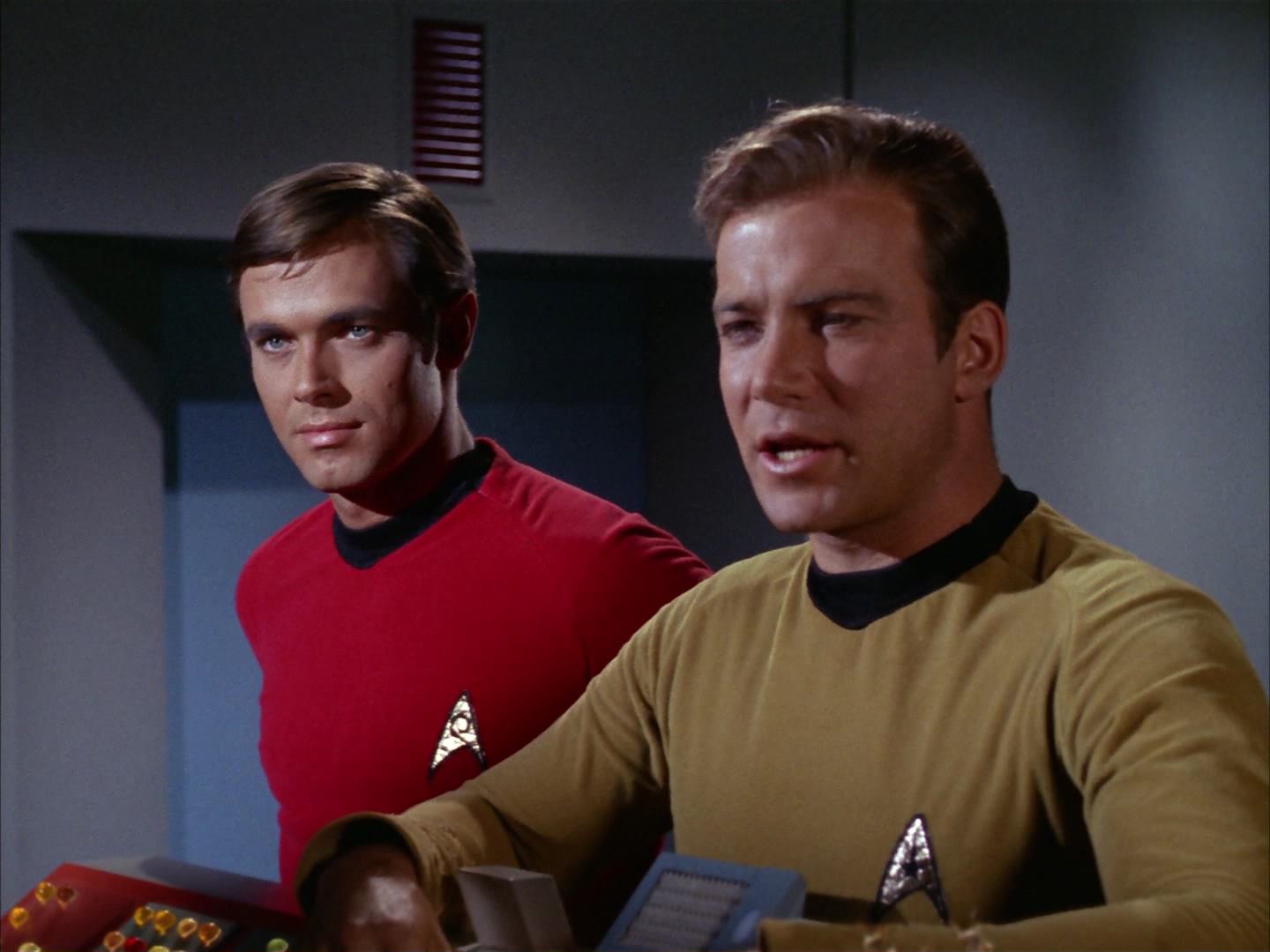 ariane179254_StarTrek_2x13_Obsession_3356.jpg