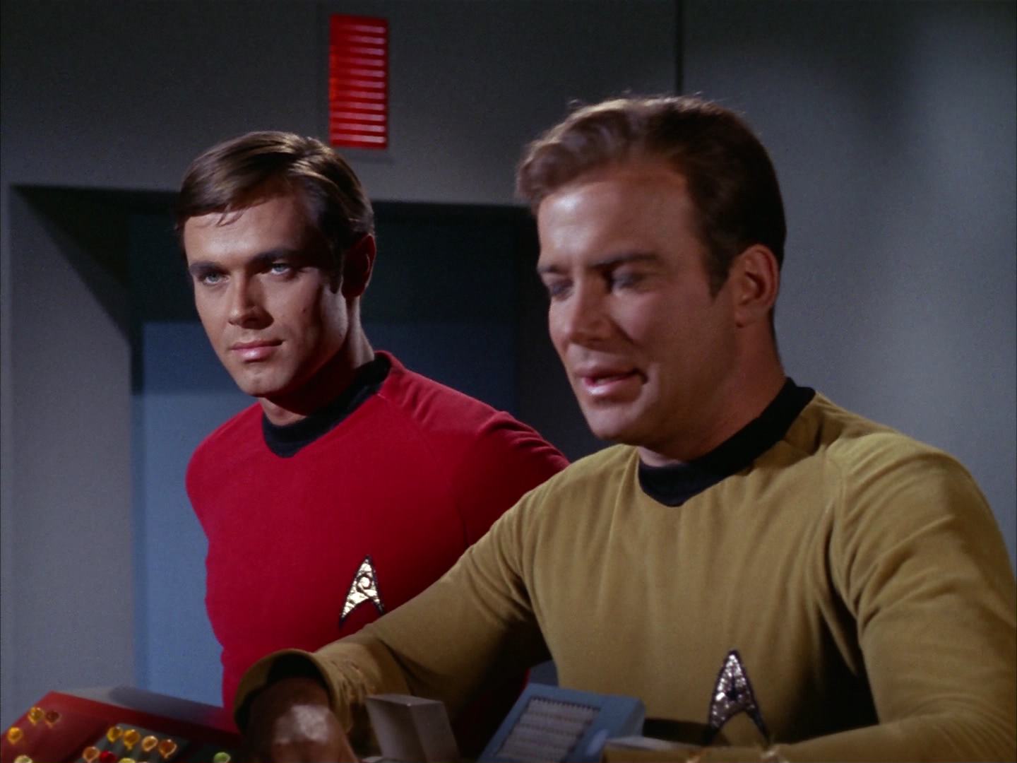 ariane179254_StarTrek_2x13_Obsession_3358.jpg