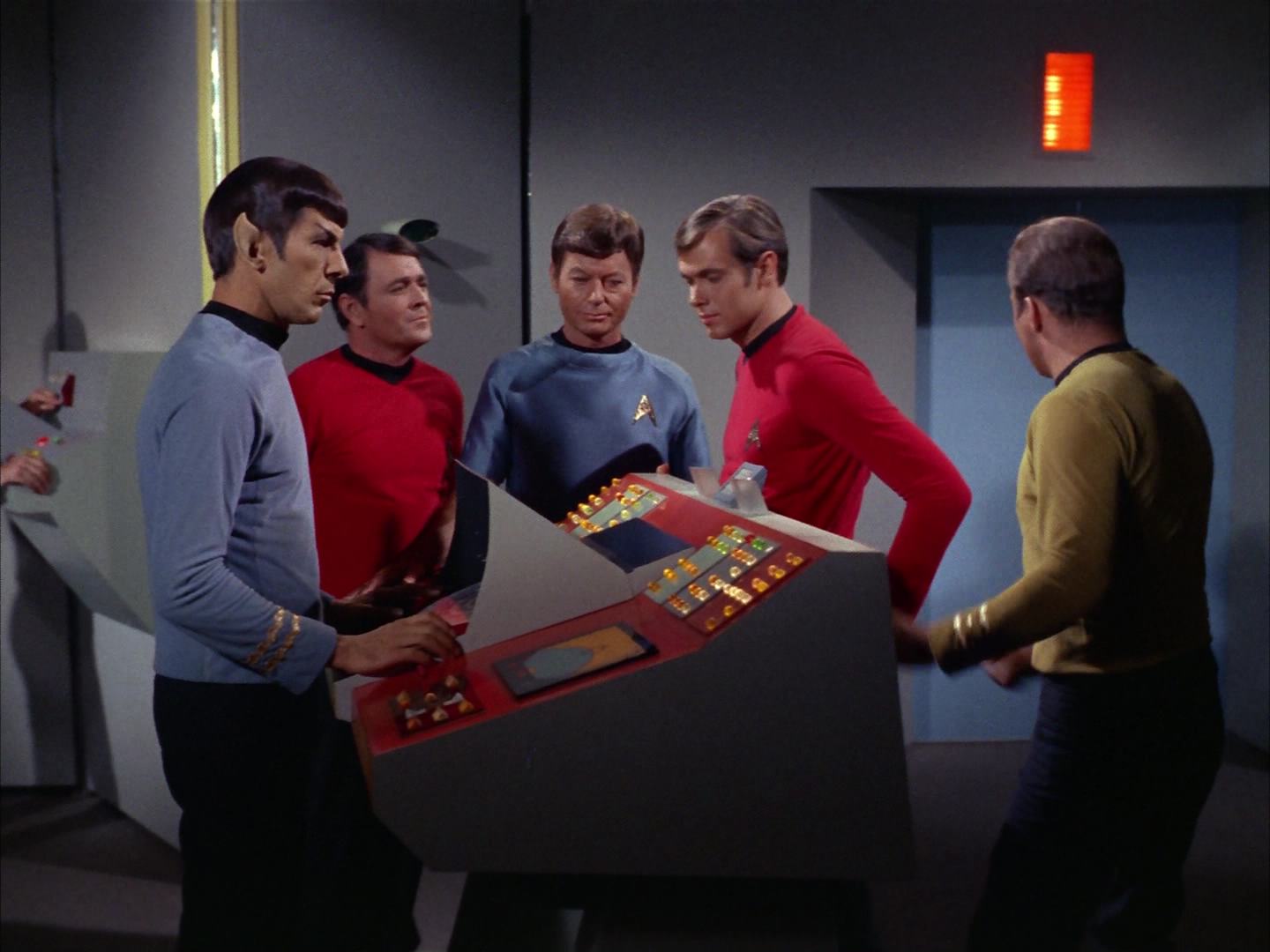 ariane179254_StarTrek_2x13_Obsession_3359.jpg
