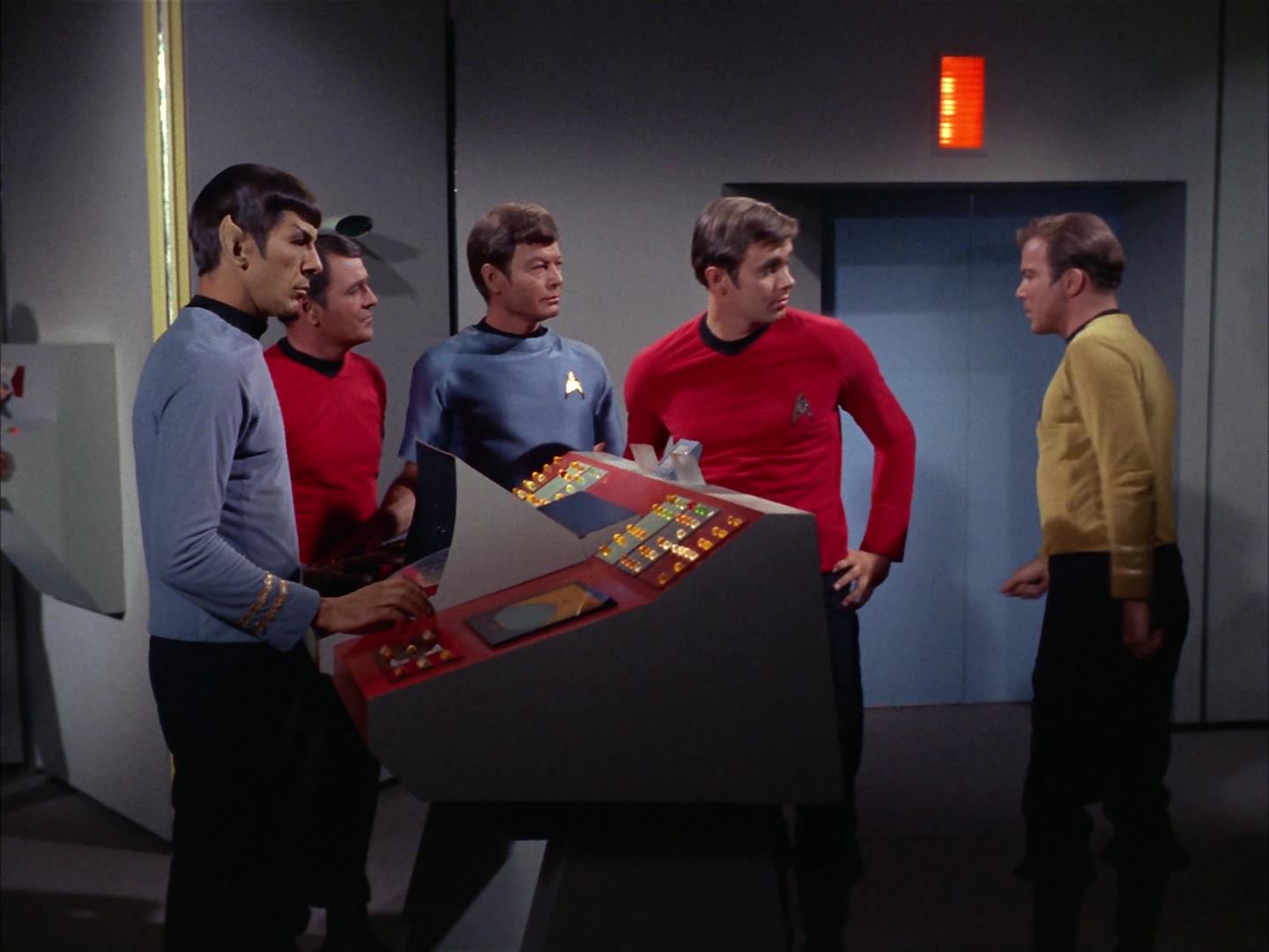 ariane179254_StarTrek_2x13_Obsession_3361.jpg