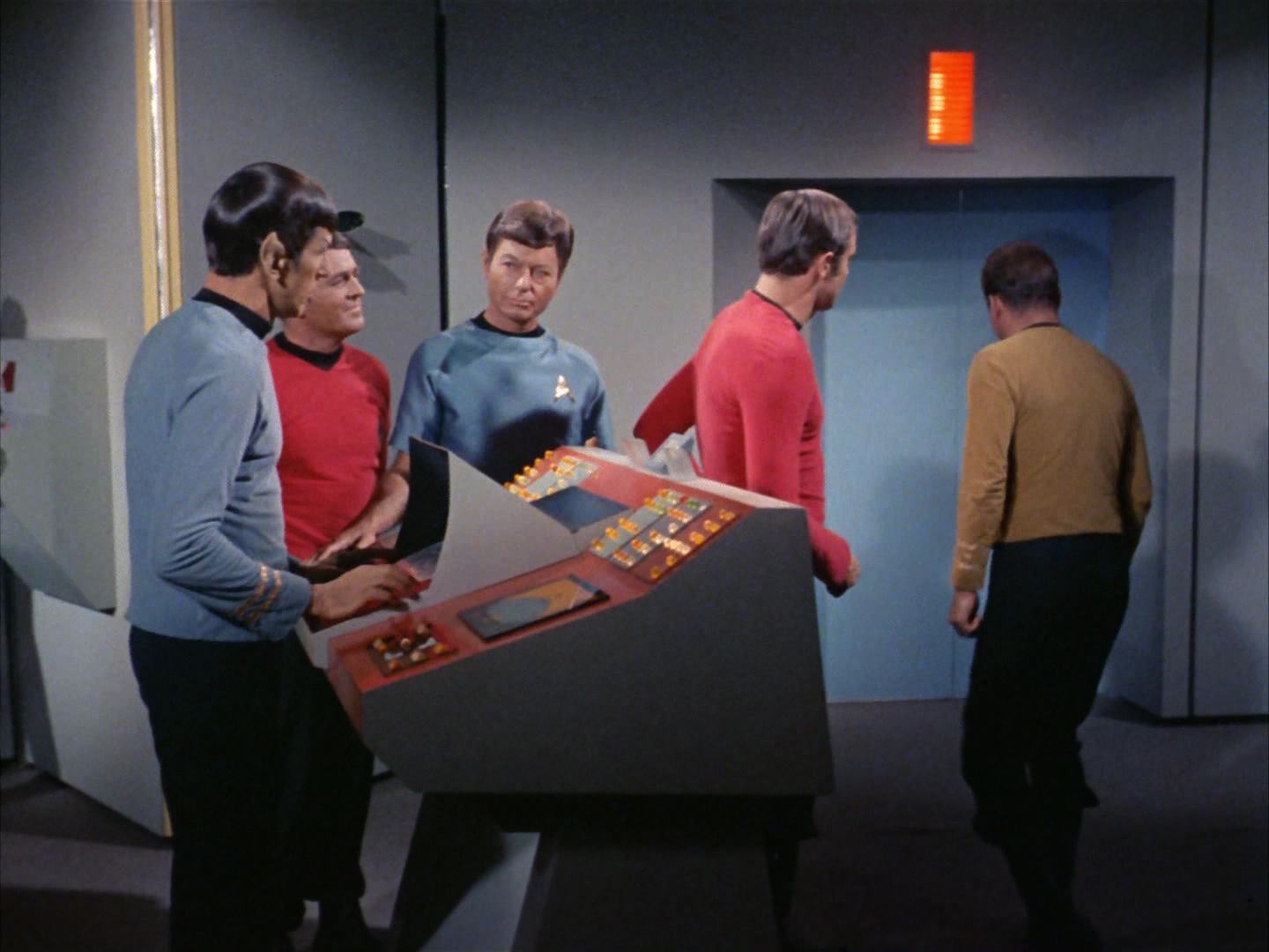 ariane179254_StarTrek_2x13_Obsession_3377.jpg