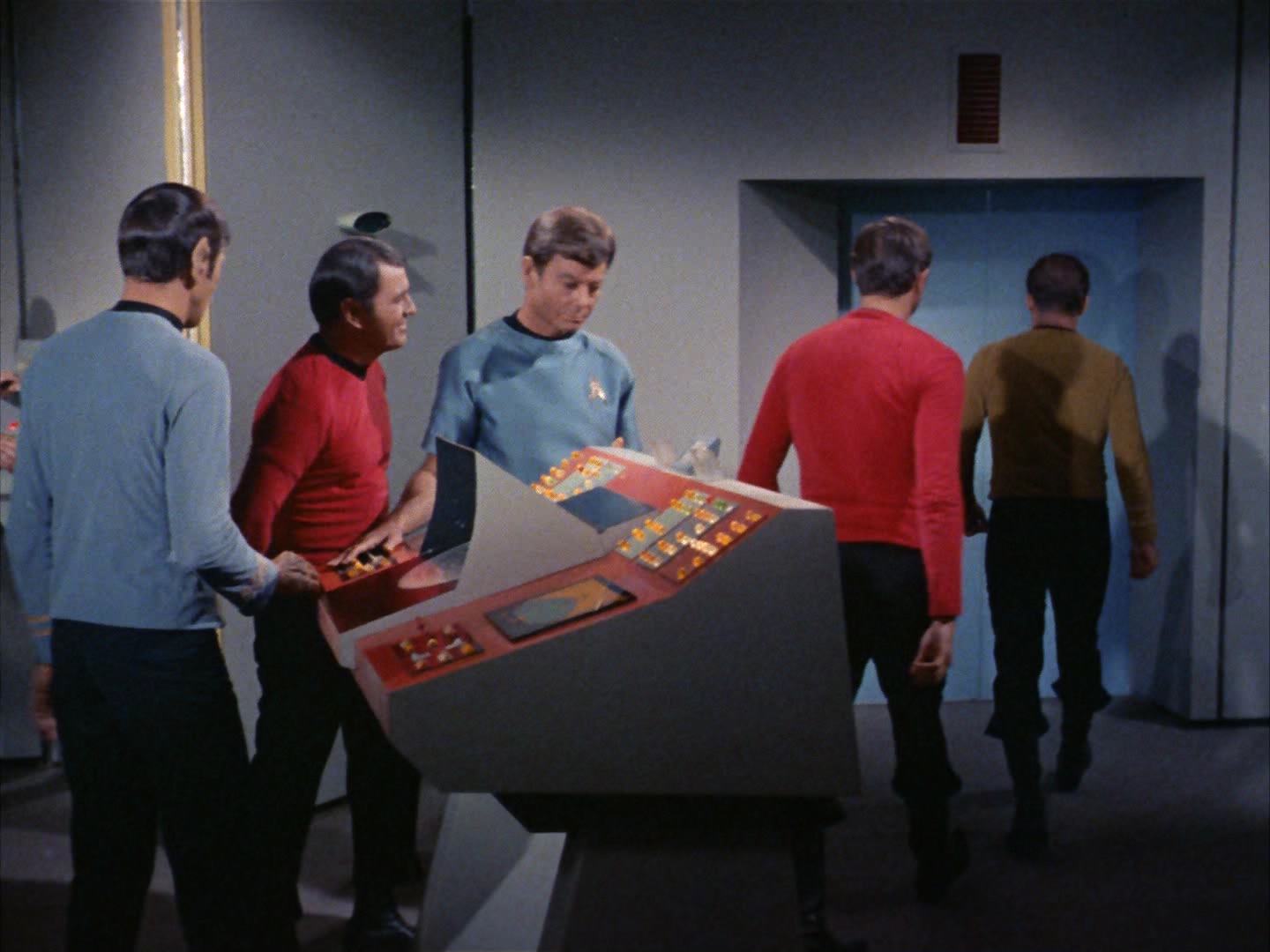 ariane179254_StarTrek_2x13_Obsession_3378.jpg
