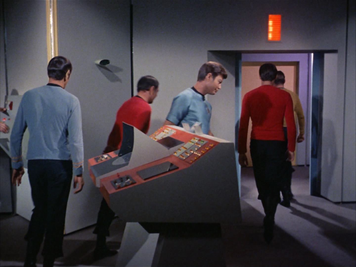 ariane179254_StarTrek_2x13_Obsession_3379.jpg