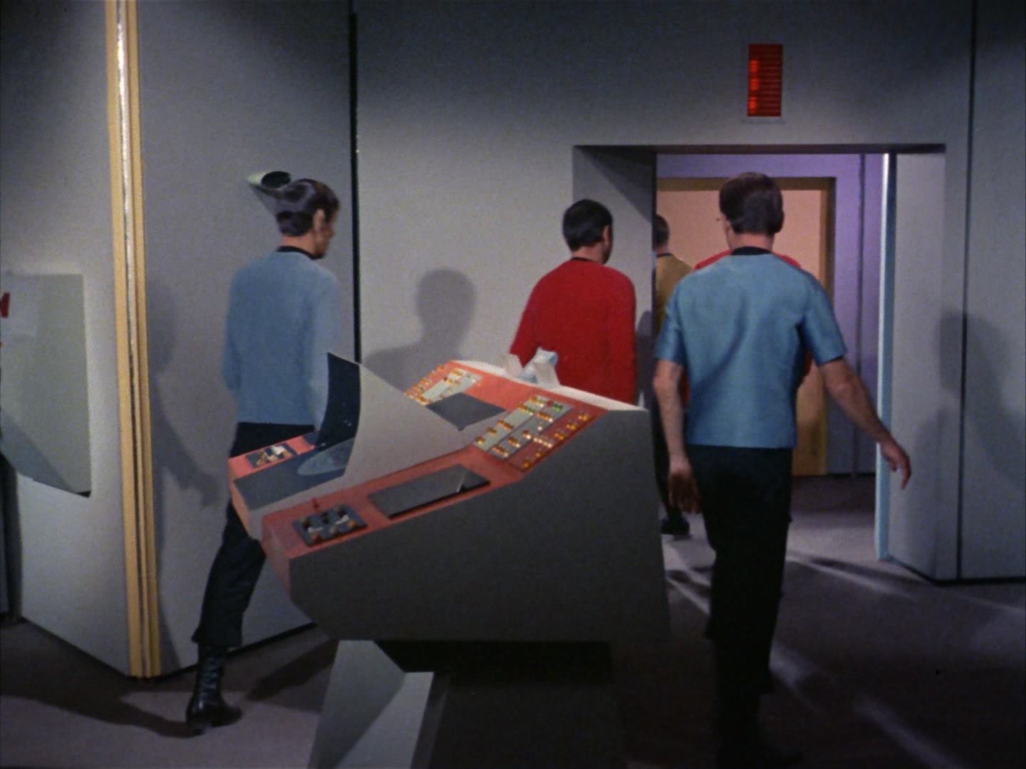 ariane179254_StarTrek_2x13_Obsession_3380.jpg
