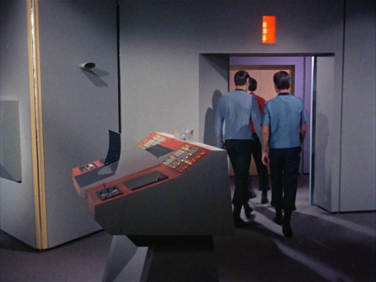 ariane179254_StarTrek_2x13_Obsession_3382.jpg