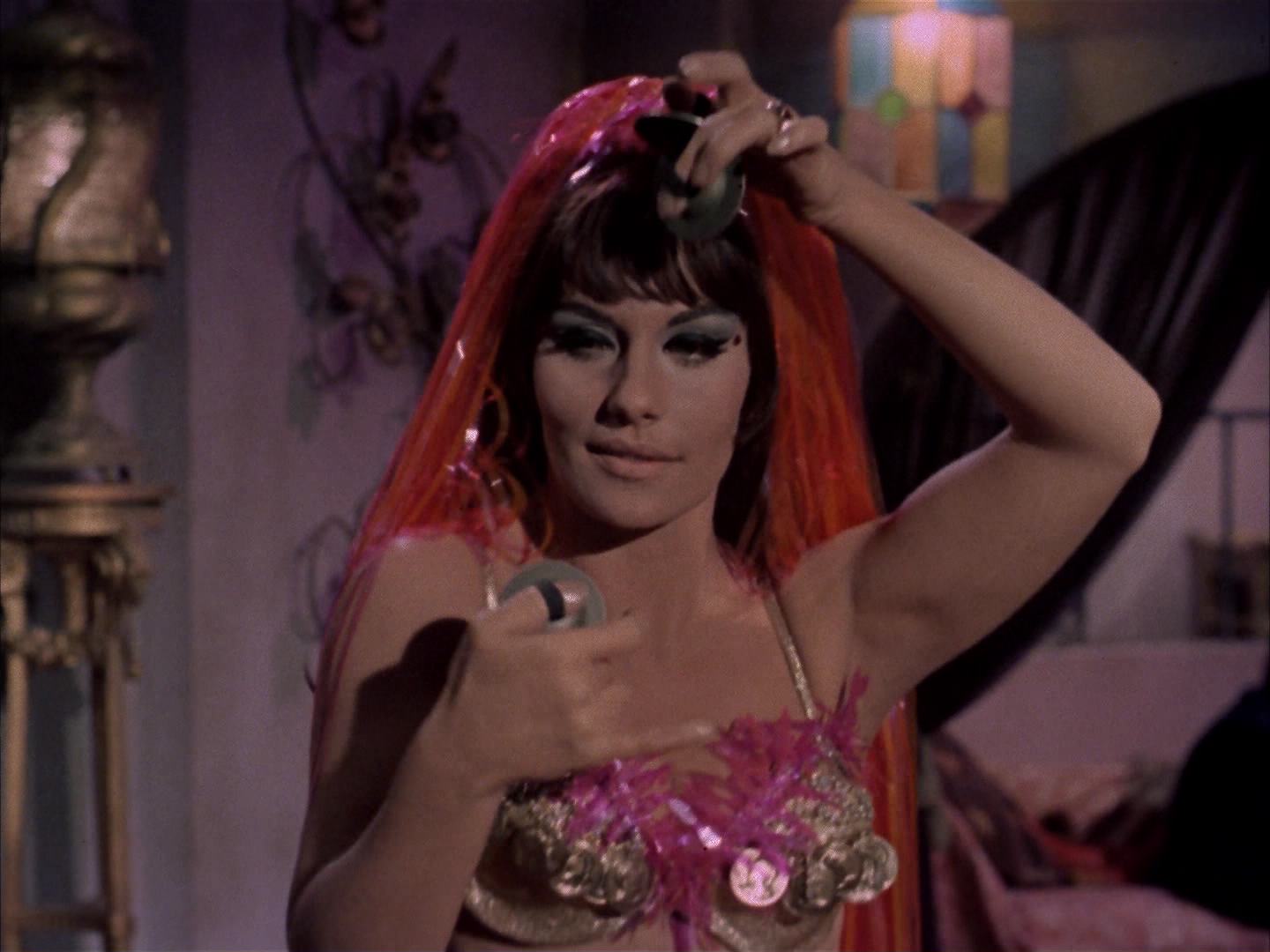 ariane179254_StarTrek_2x14_WolfInTheFold_0015.jpg
