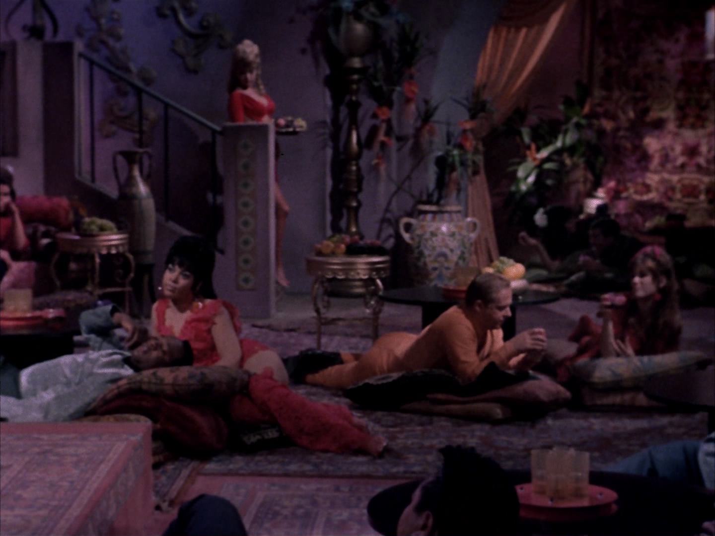 ariane179254_StarTrek_2x14_WolfInTheFold_0029.jpg