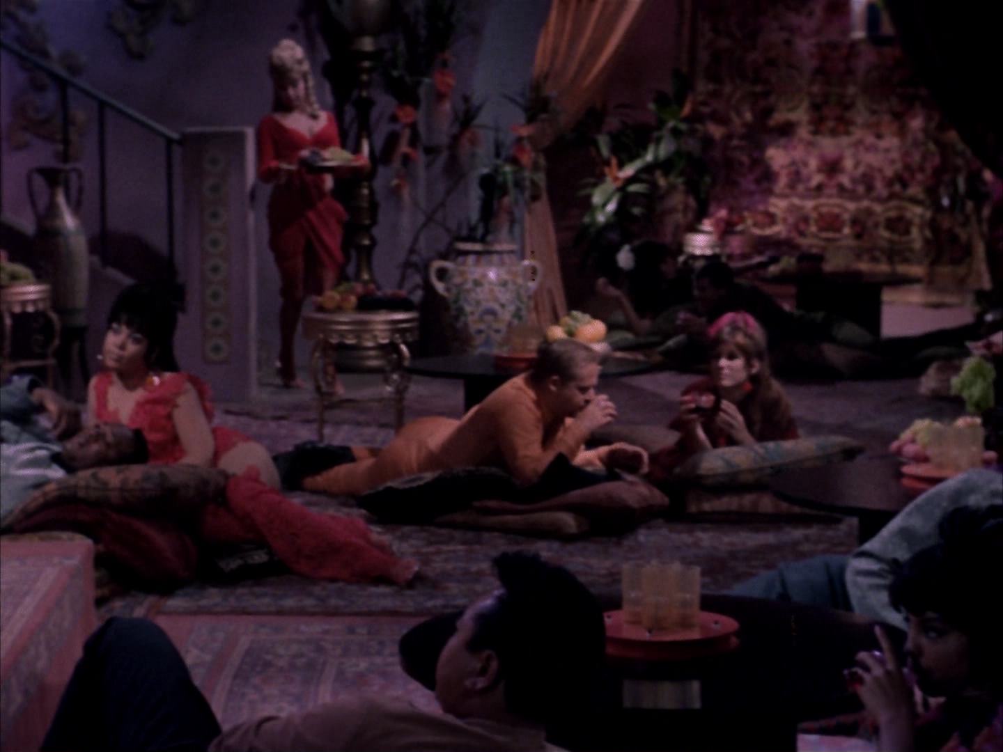 ariane179254_StarTrek_2x14_WolfInTheFold_0030.jpg