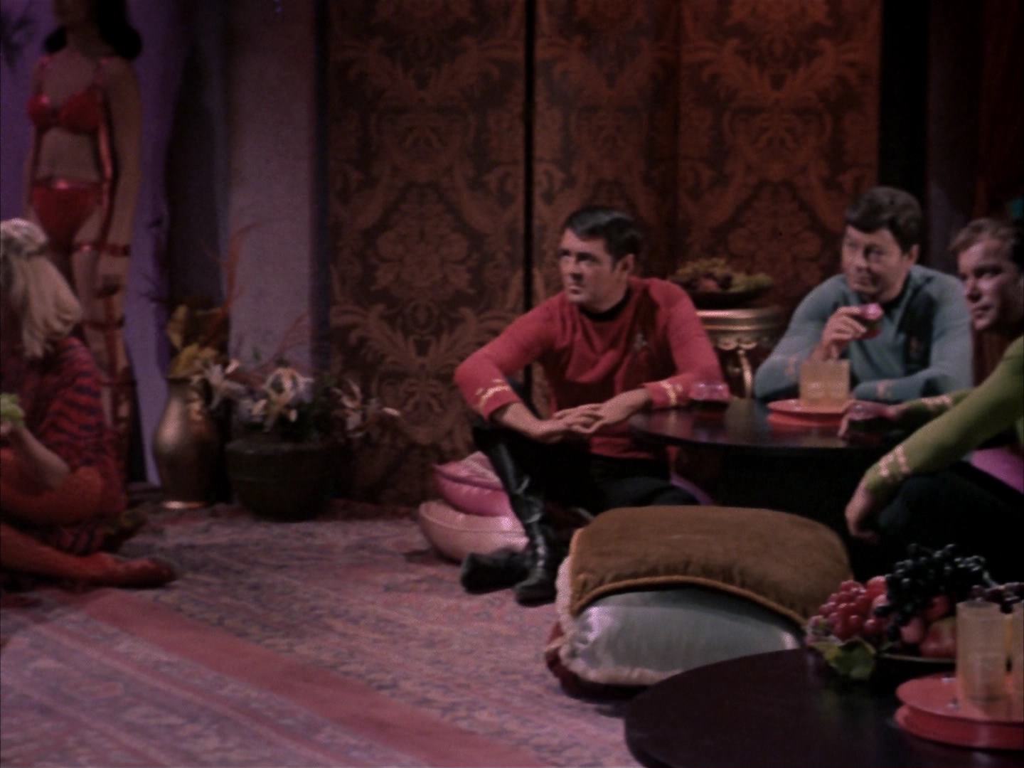 ariane179254_StarTrek_2x14_WolfInTheFold_0038.jpg