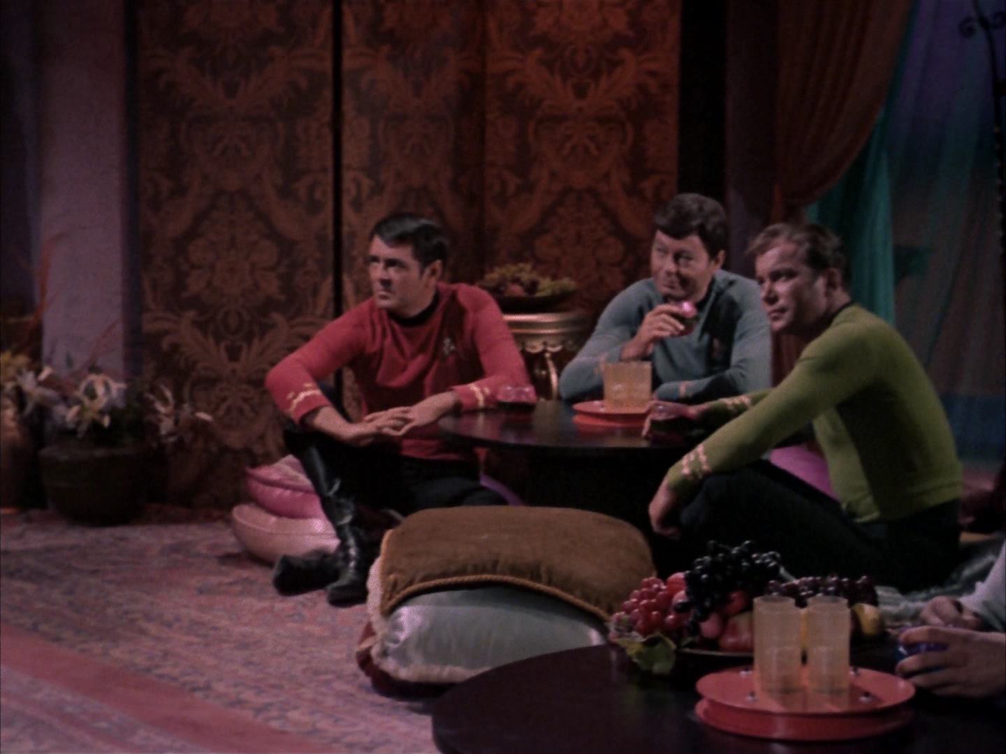 ariane179254_StarTrek_2x14_WolfInTheFold_0039.jpg