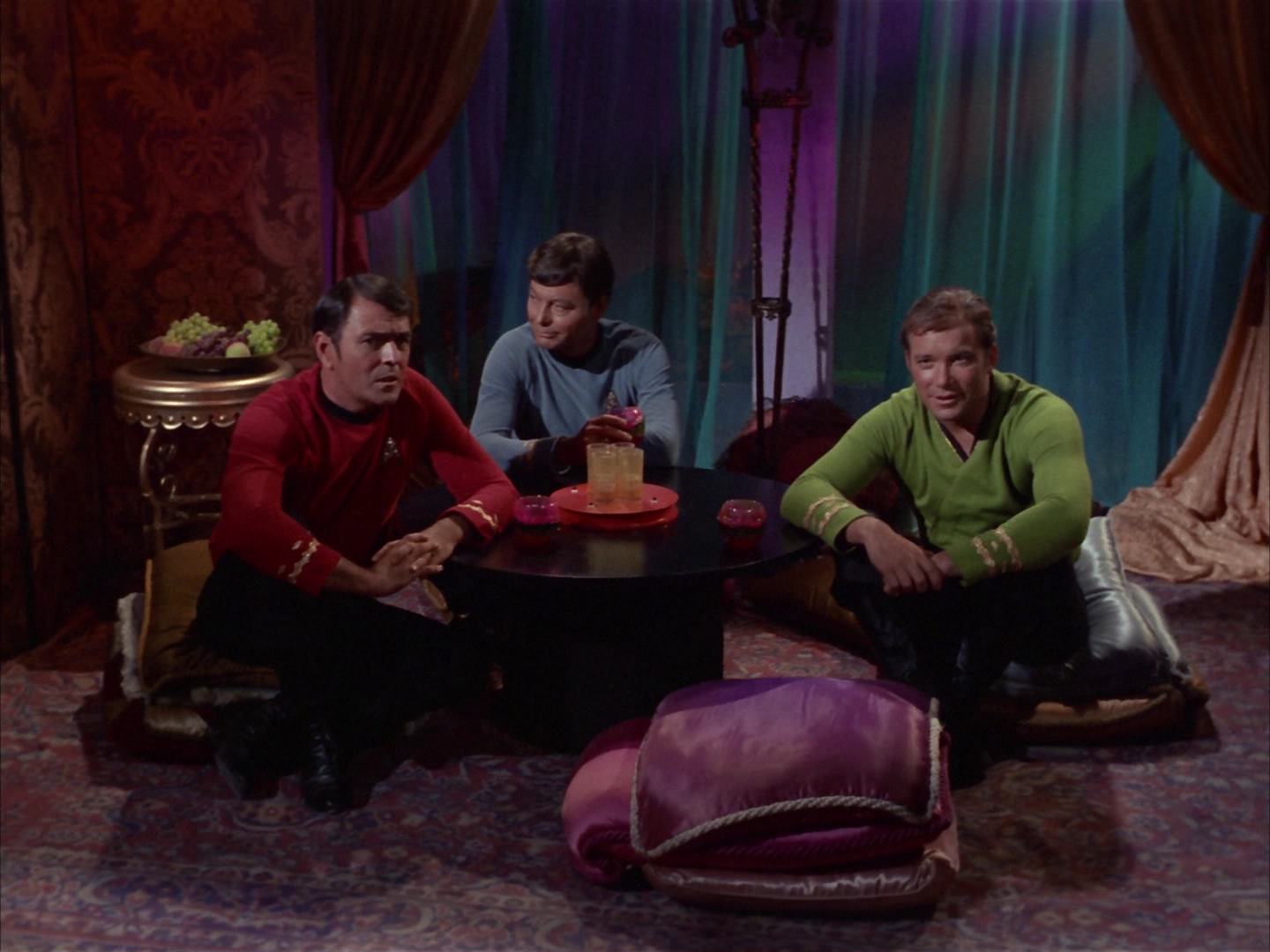 ariane179254_StarTrek_2x14_WolfInTheFold_0068.jpg