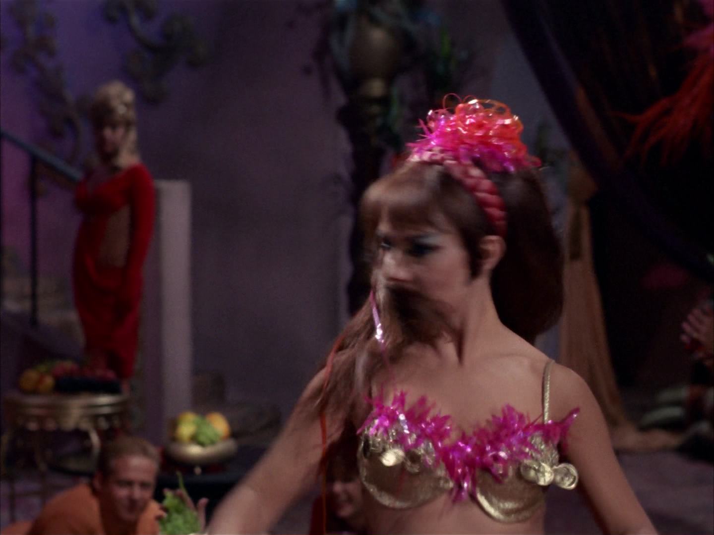 ariane179254_StarTrek_2x14_WolfInTheFold_0146.jpg