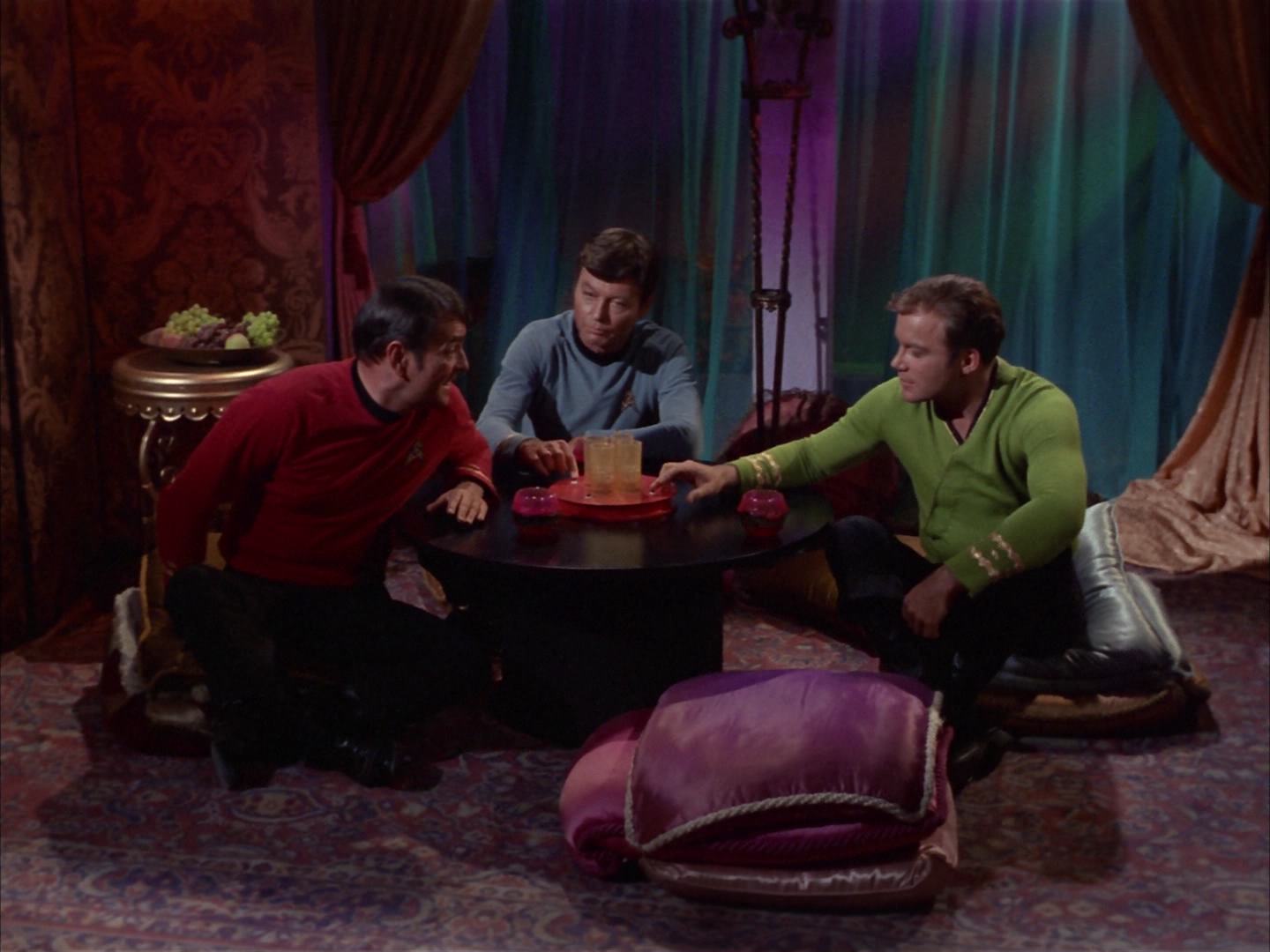 ariane179254_StarTrek_2x14_WolfInTheFold_0171.jpg