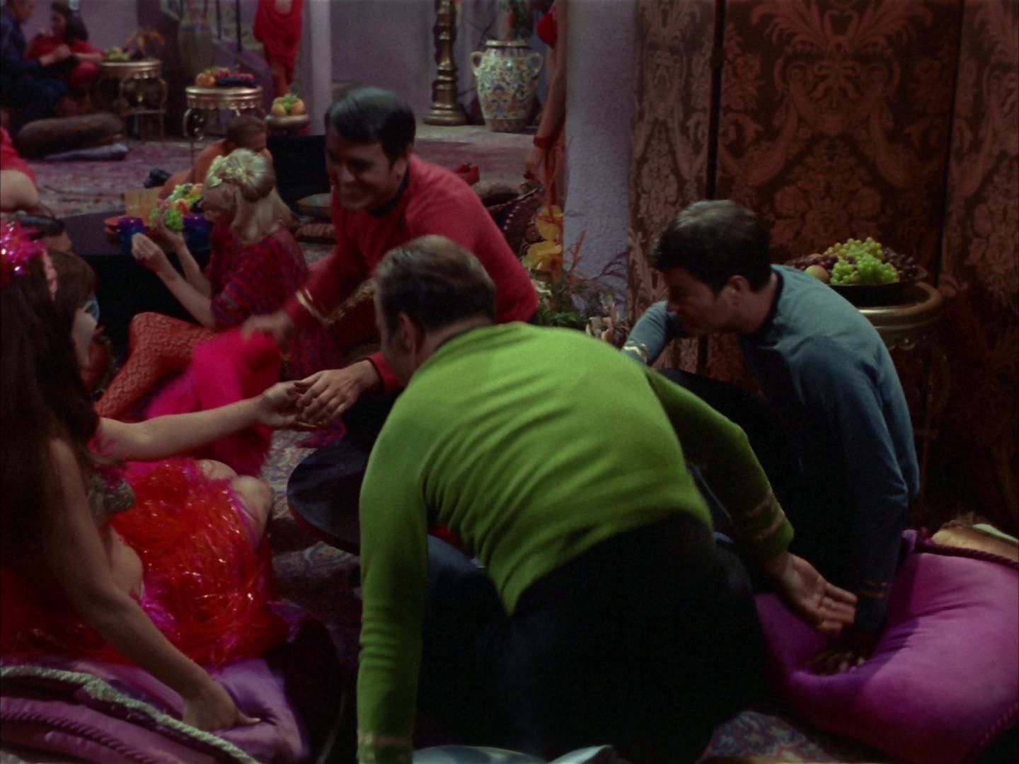 ariane179254_StarTrek_2x14_WolfInTheFold_0219.jpg