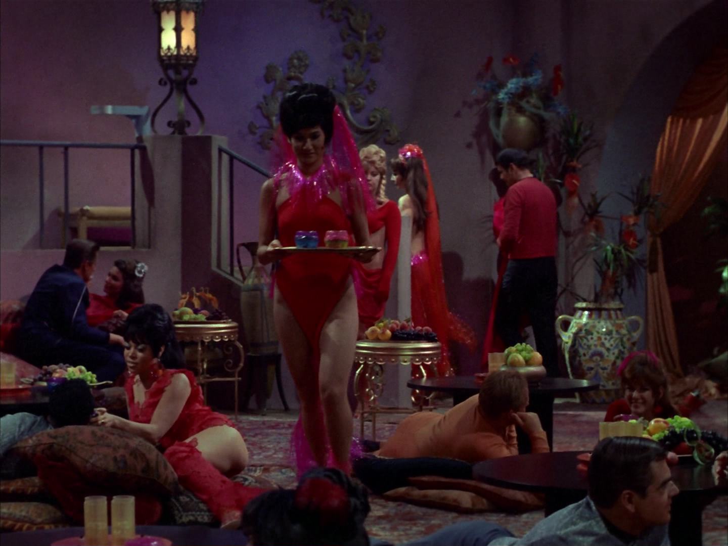 ariane179254_StarTrek_2x14_WolfInTheFold_0235.jpg