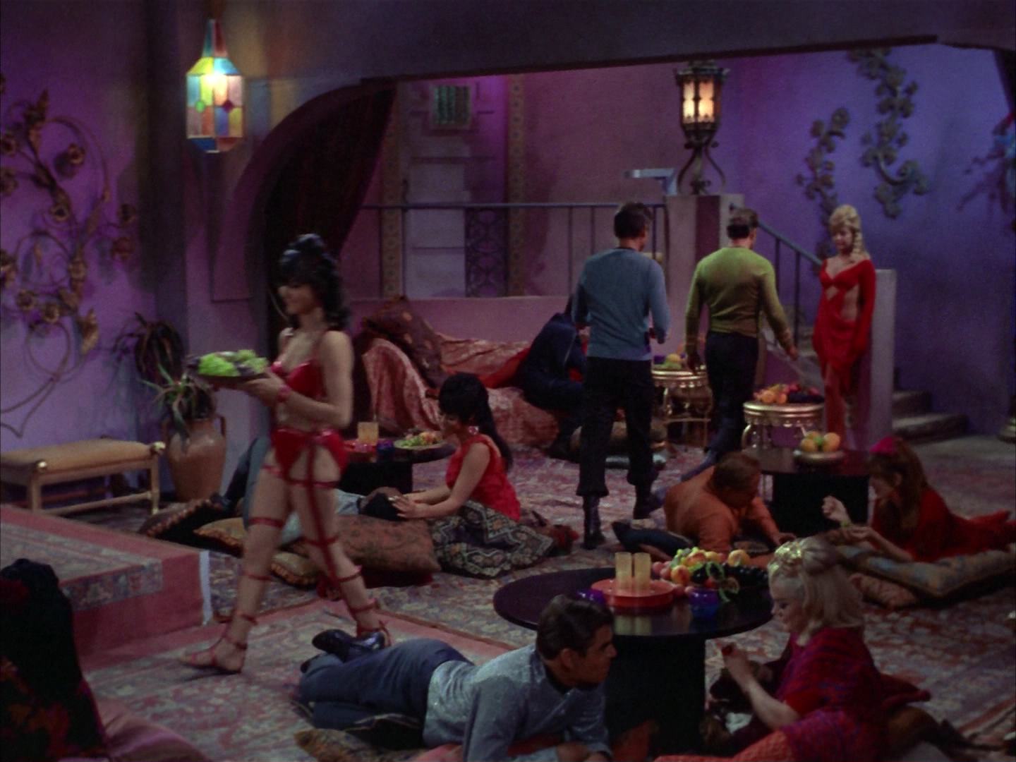 ariane179254_StarTrek_2x14_WolfInTheFold_0291.jpg