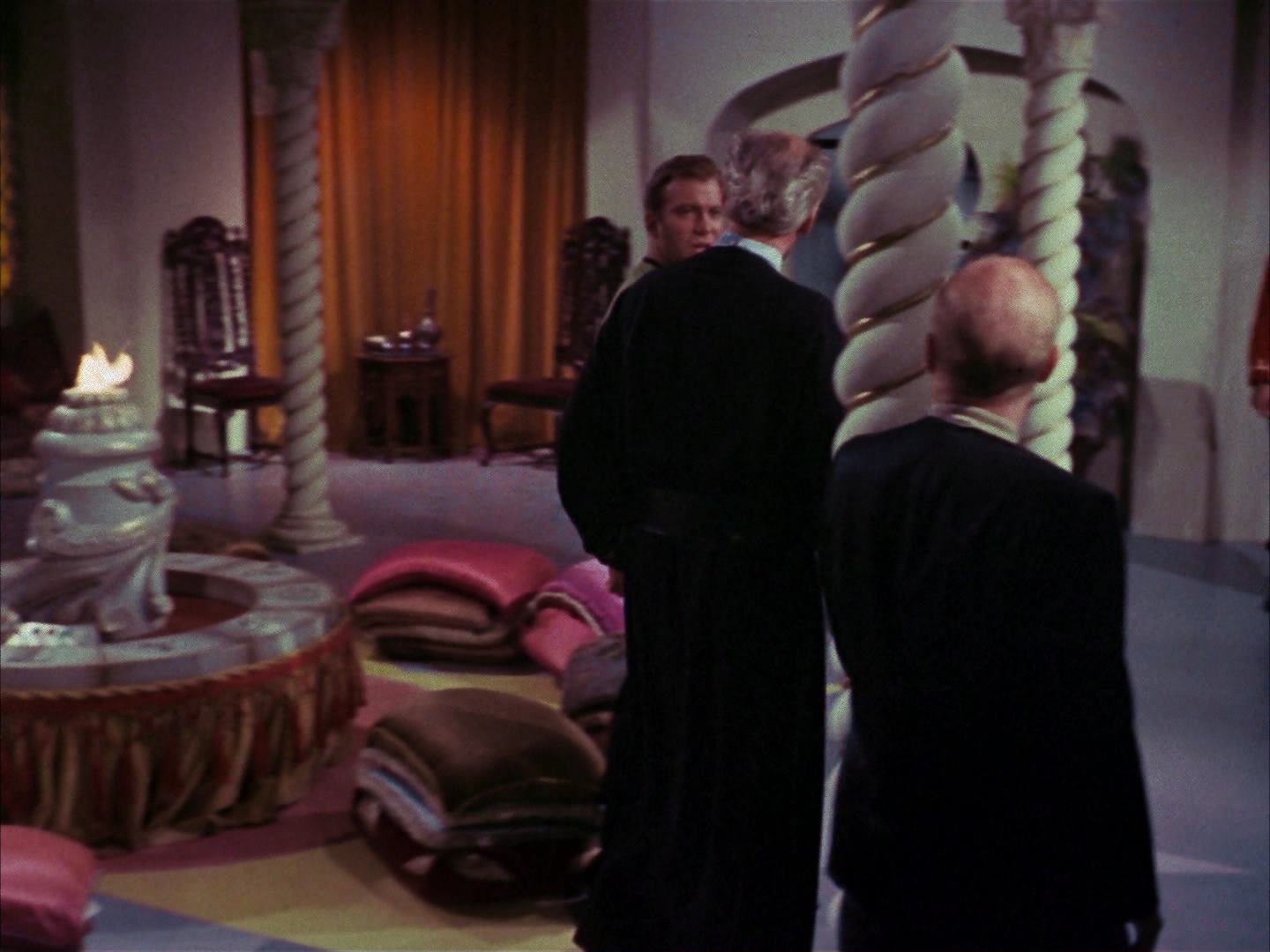 ariane179254_StarTrek_2x14_WolfInTheFold_0720.jpg