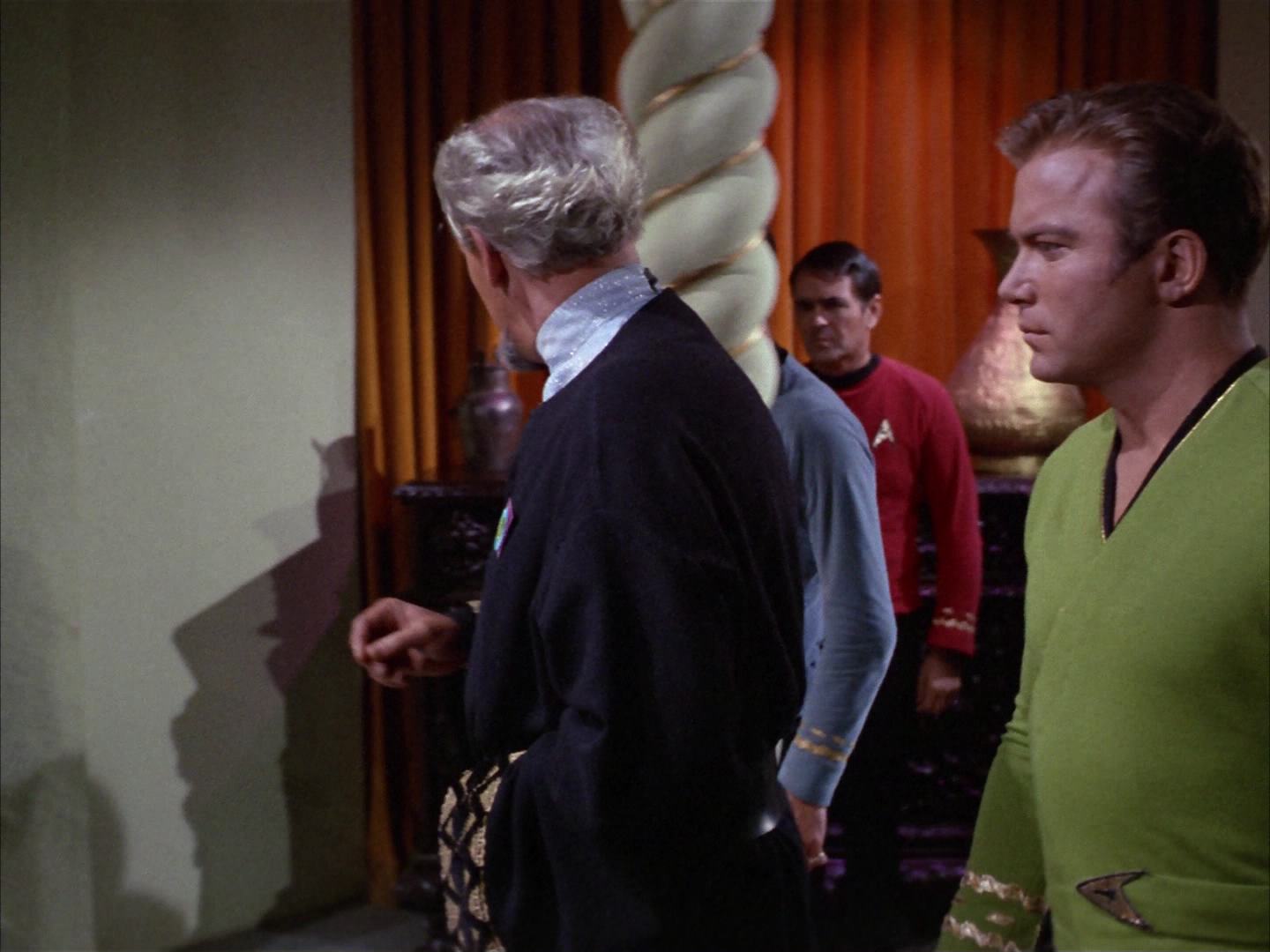 ariane179254_StarTrek_2x14_WolfInTheFold_0787.jpg