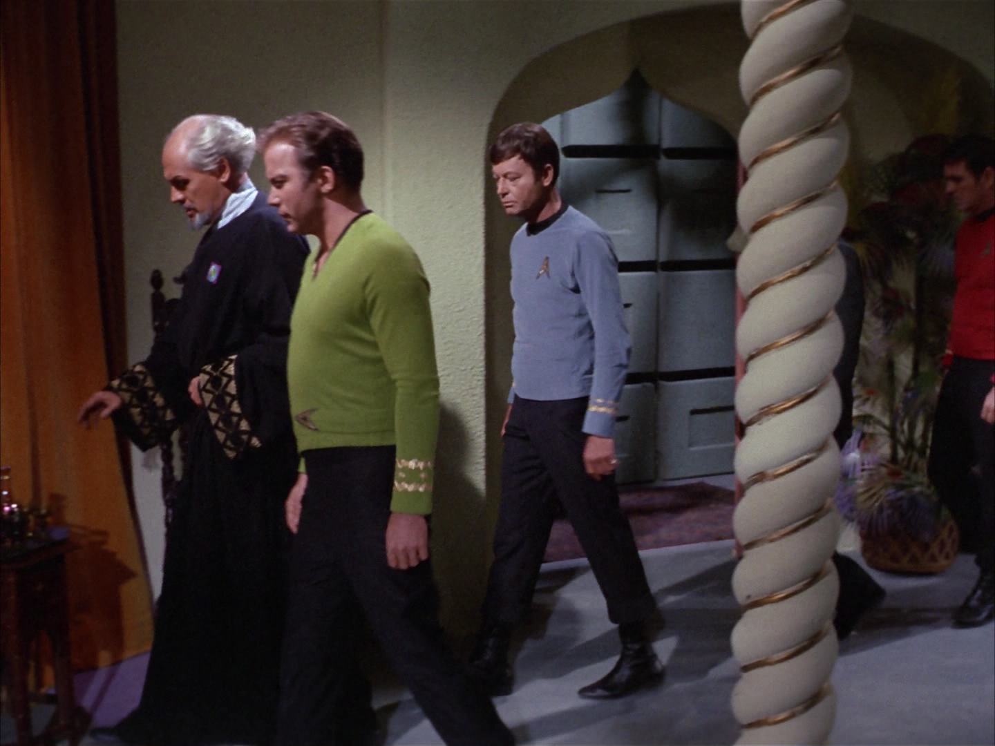 ariane179254_StarTrek_2x14_WolfInTheFold_0794.jpg