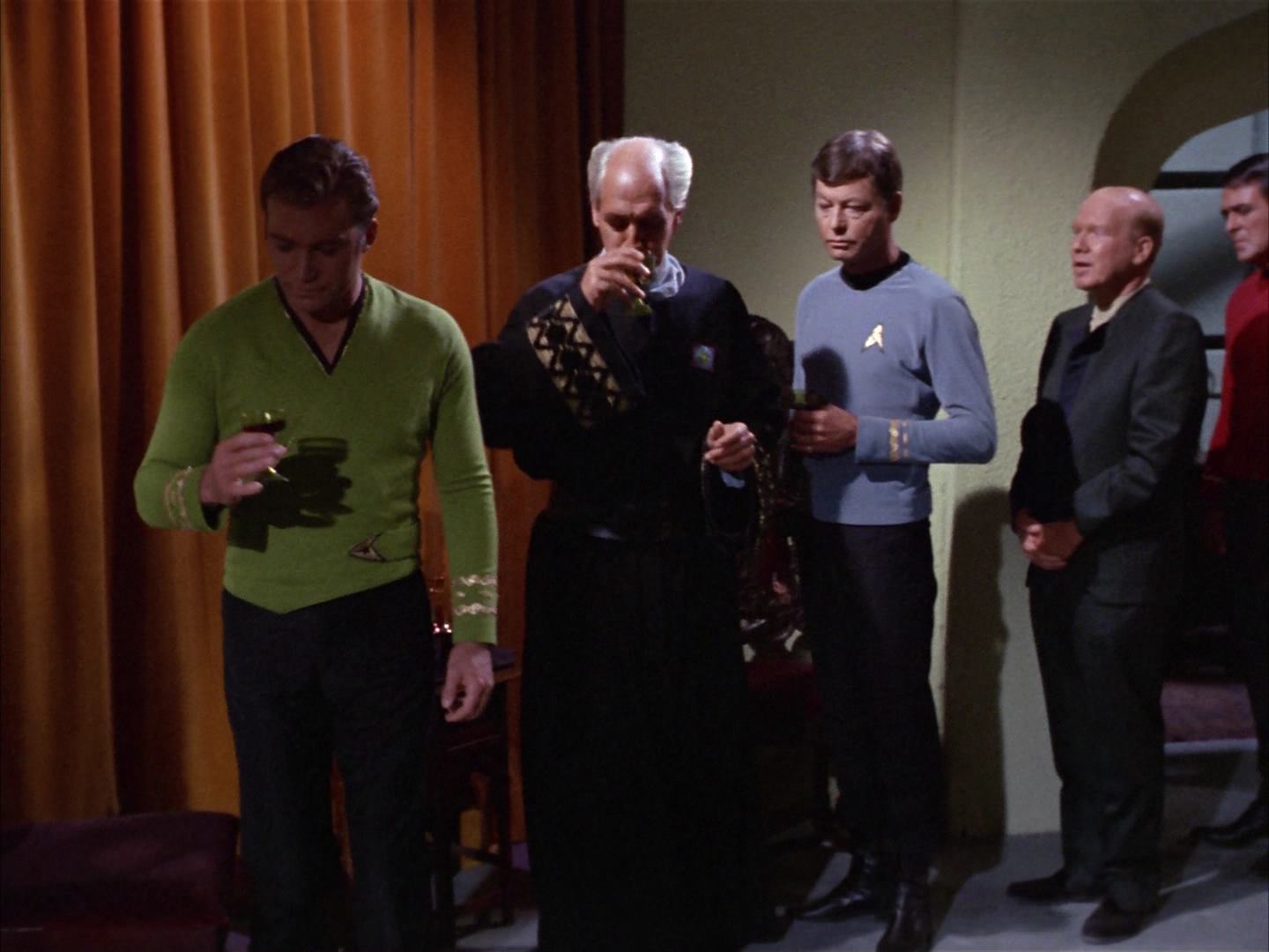 ariane179254_StarTrek_2x14_WolfInTheFold_0826.jpg