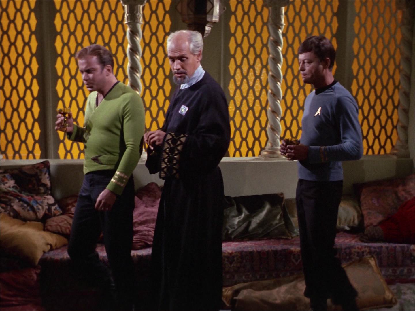 ariane179254_StarTrek_2x14_WolfInTheFold_0832.jpg