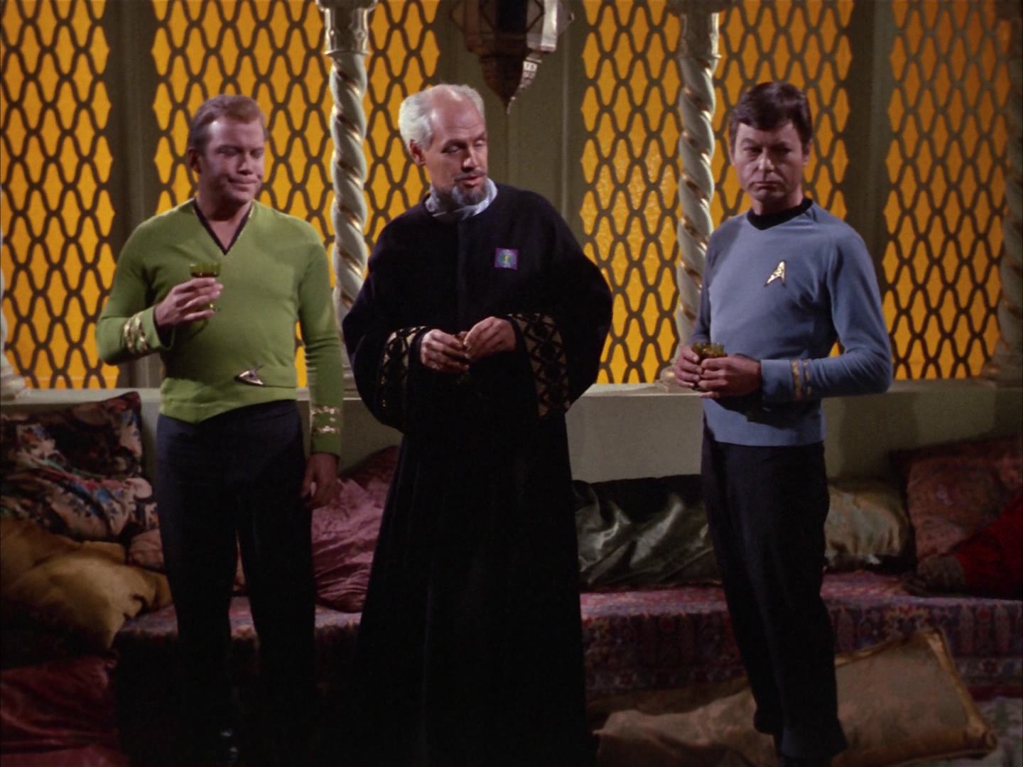 ariane179254_StarTrek_2x14_WolfInTheFold_0833.jpg