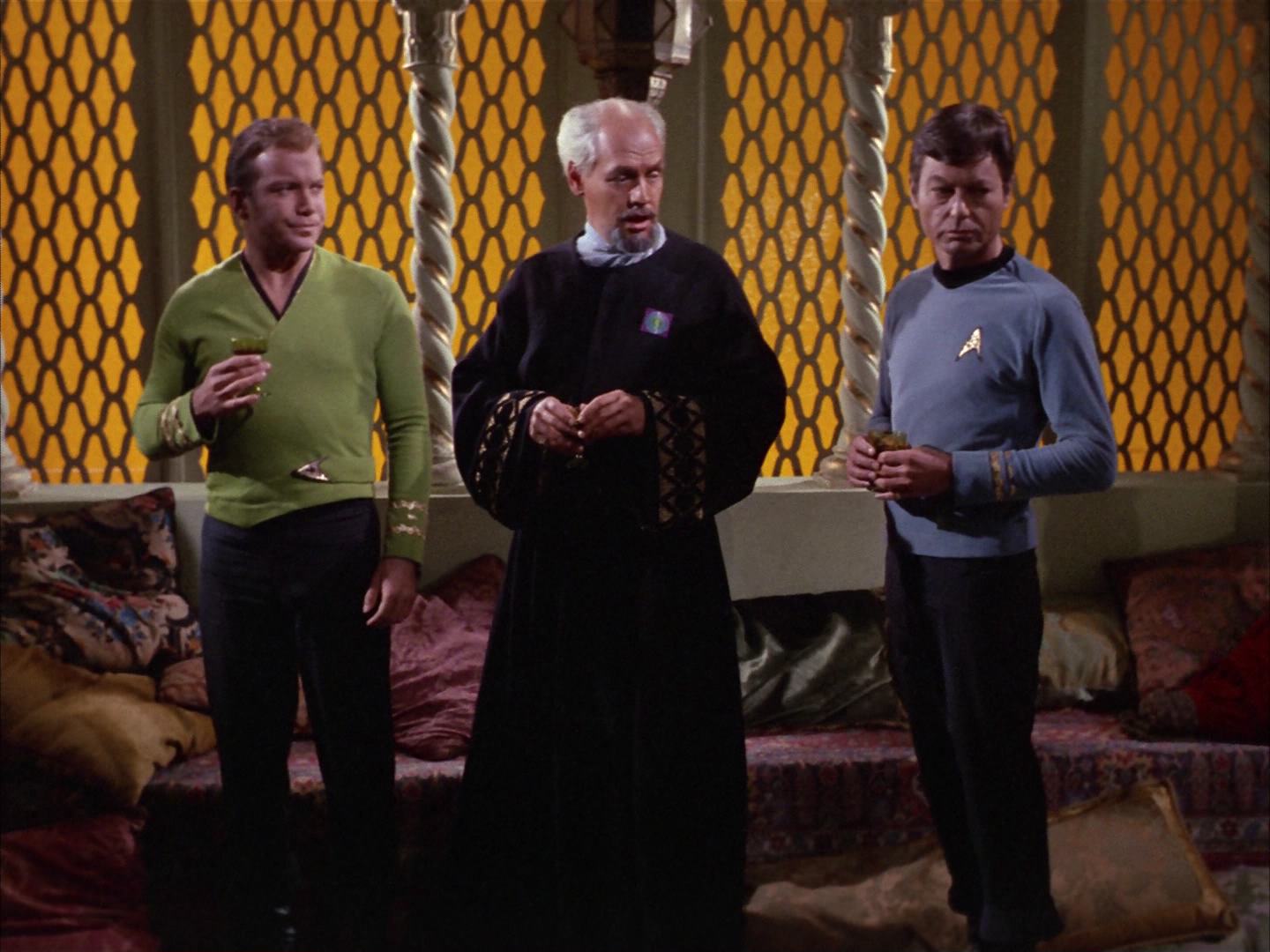 ariane179254_StarTrek_2x14_WolfInTheFold_0834.jpg