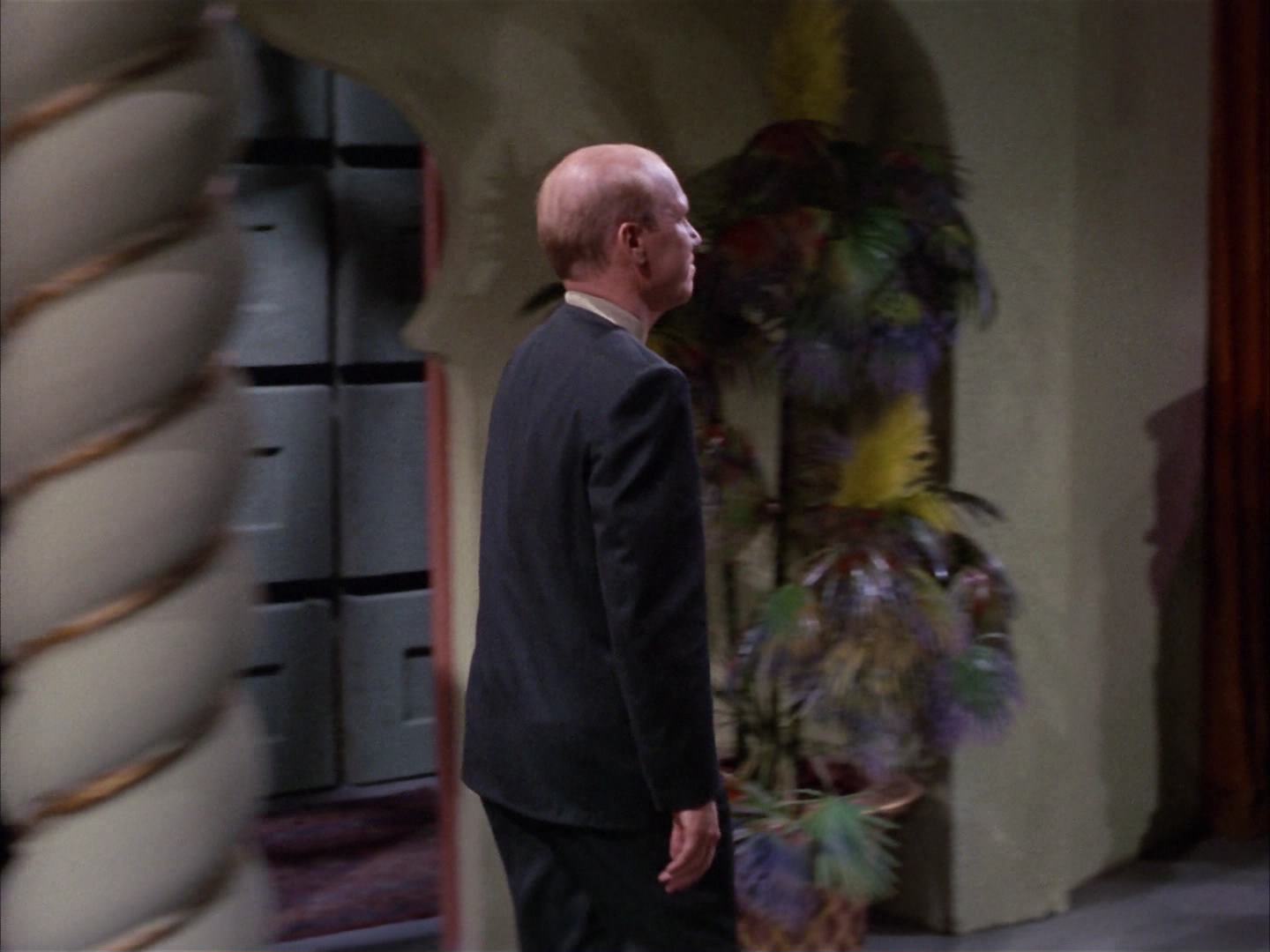 ariane179254_StarTrek_2x14_WolfInTheFold_0840.jpg