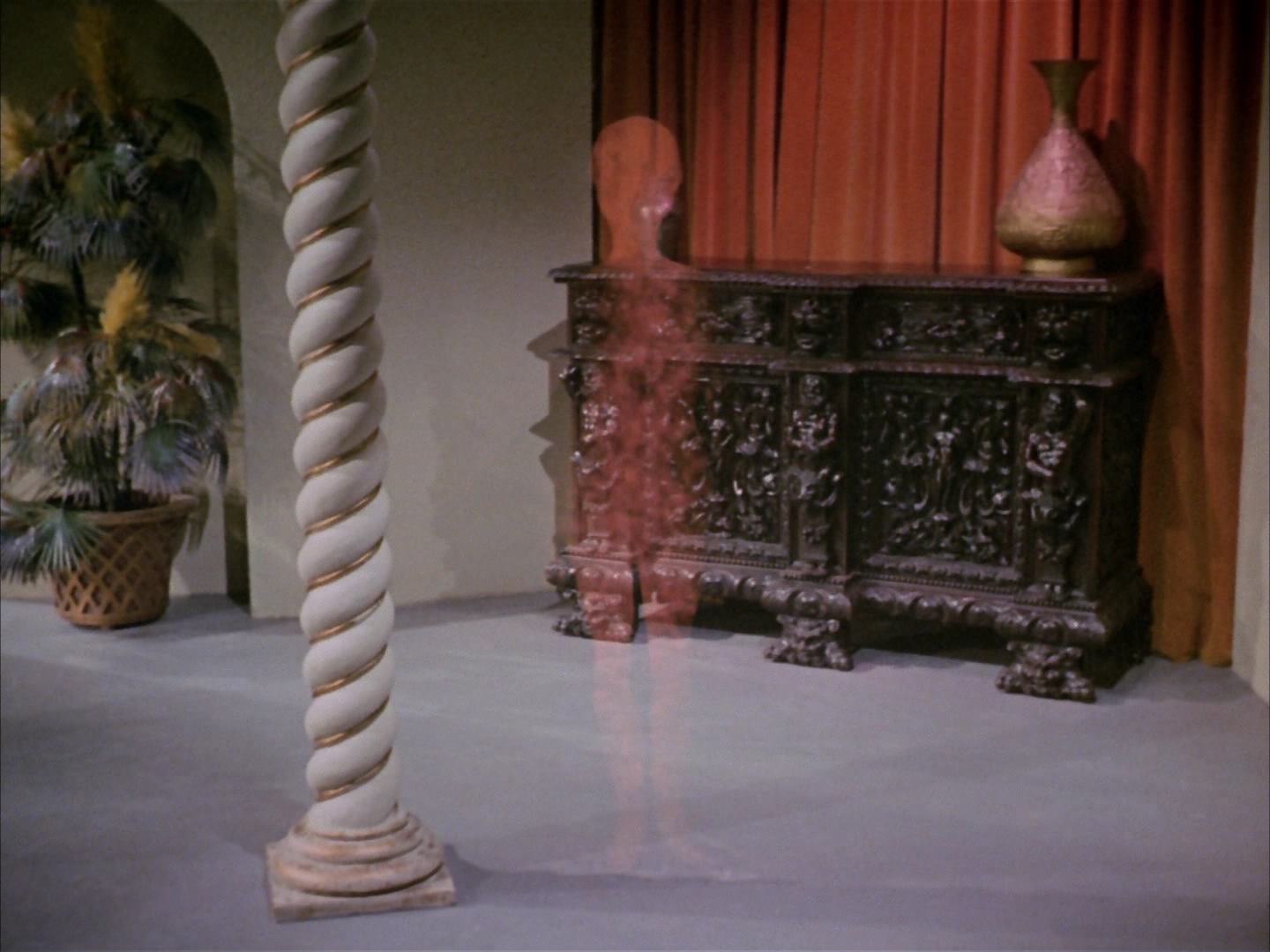 ariane179254_StarTrek_2x14_WolfInTheFold_0841.jpg