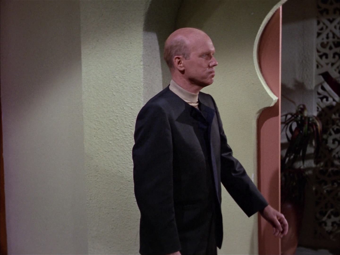 ariane179254_StarTrek_2x14_WolfInTheFold_0844.jpg