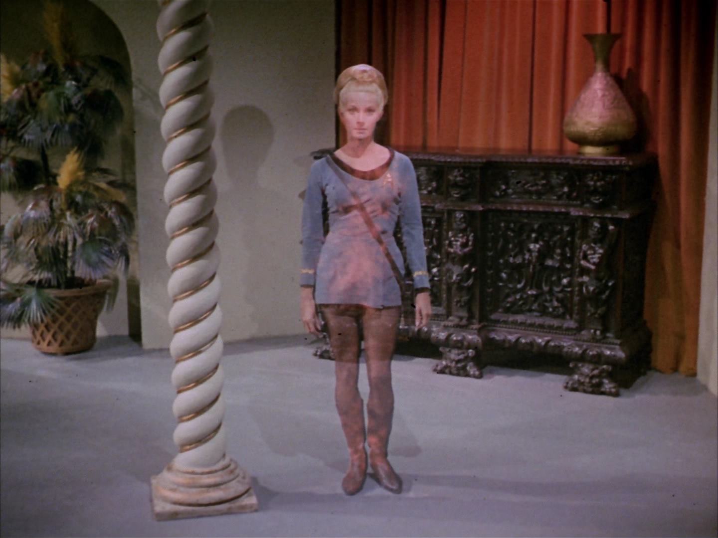 ariane179254_StarTrek_2x14_WolfInTheFold_0847.jpg