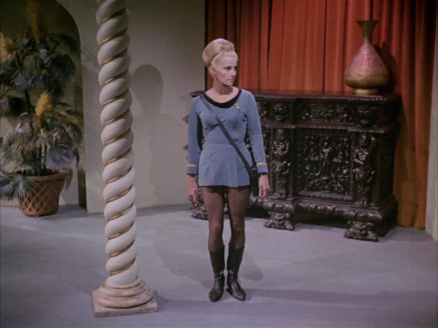 ariane179254_StarTrek_2x14_WolfInTheFold_0849.jpg