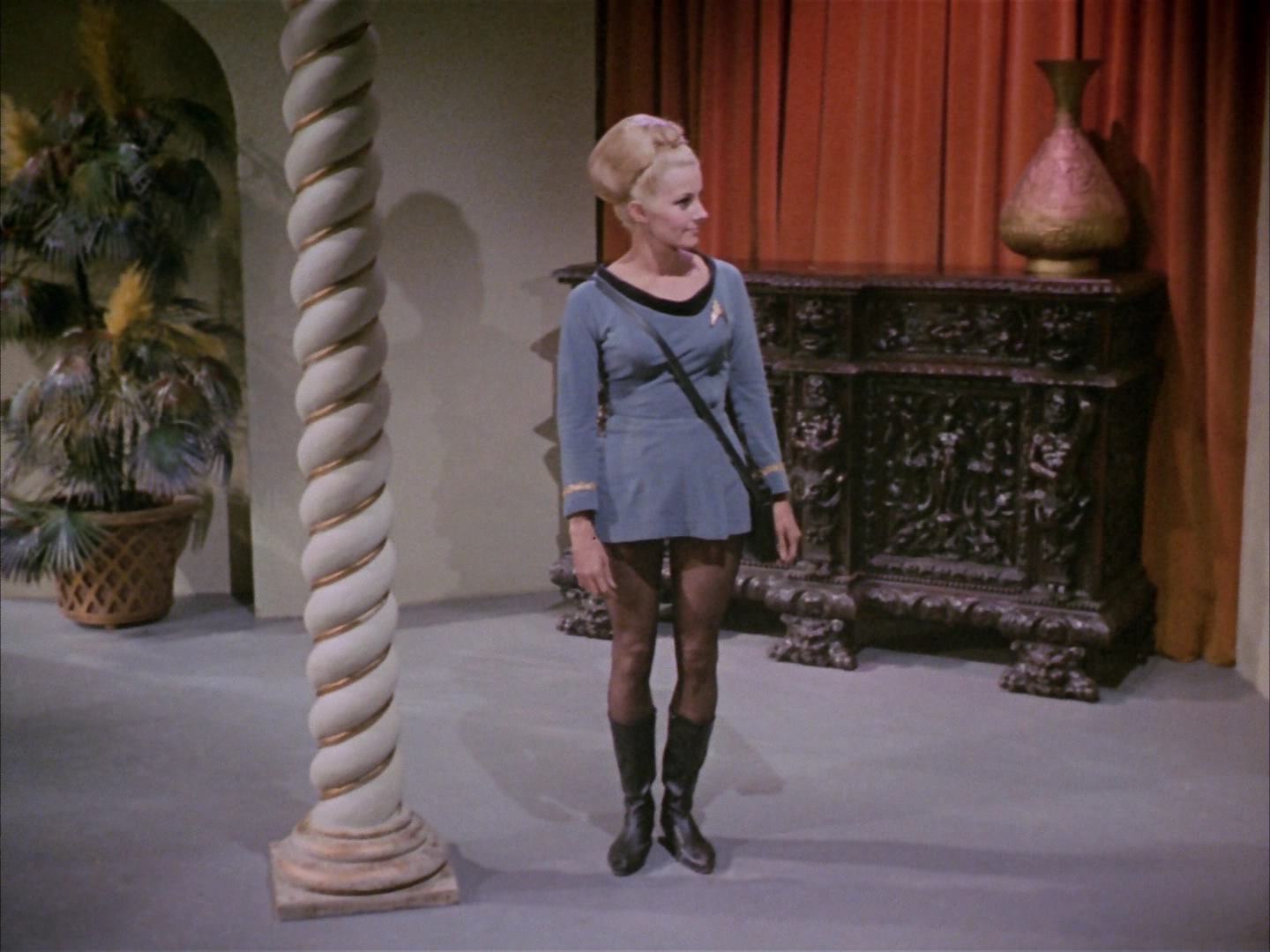 ariane179254_StarTrek_2x14_WolfInTheFold_0850.jpg