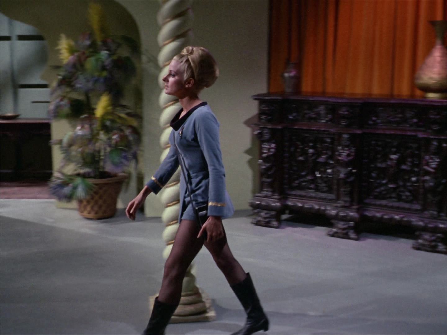 ariane179254_StarTrek_2x14_WolfInTheFold_0855.jpg
