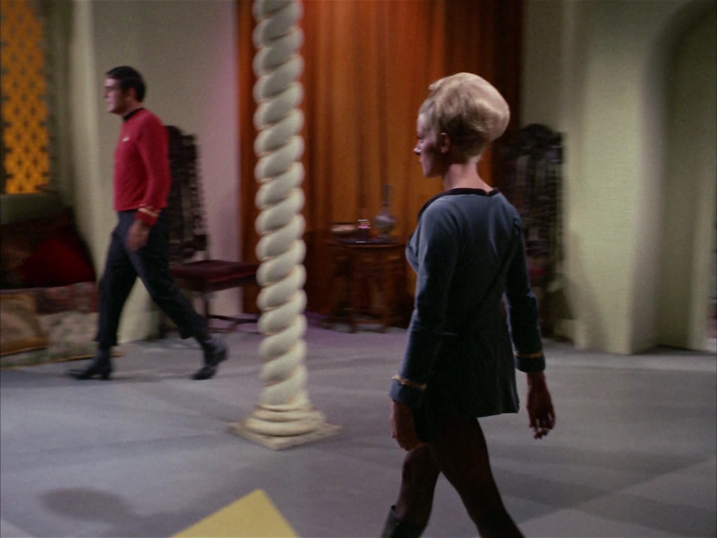 ariane179254_StarTrek_2x14_WolfInTheFold_0857.jpg
