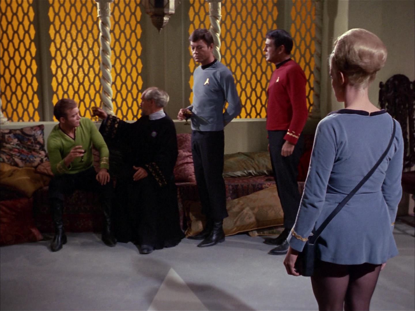 ariane179254_StarTrek_2x14_WolfInTheFold_0866.jpg