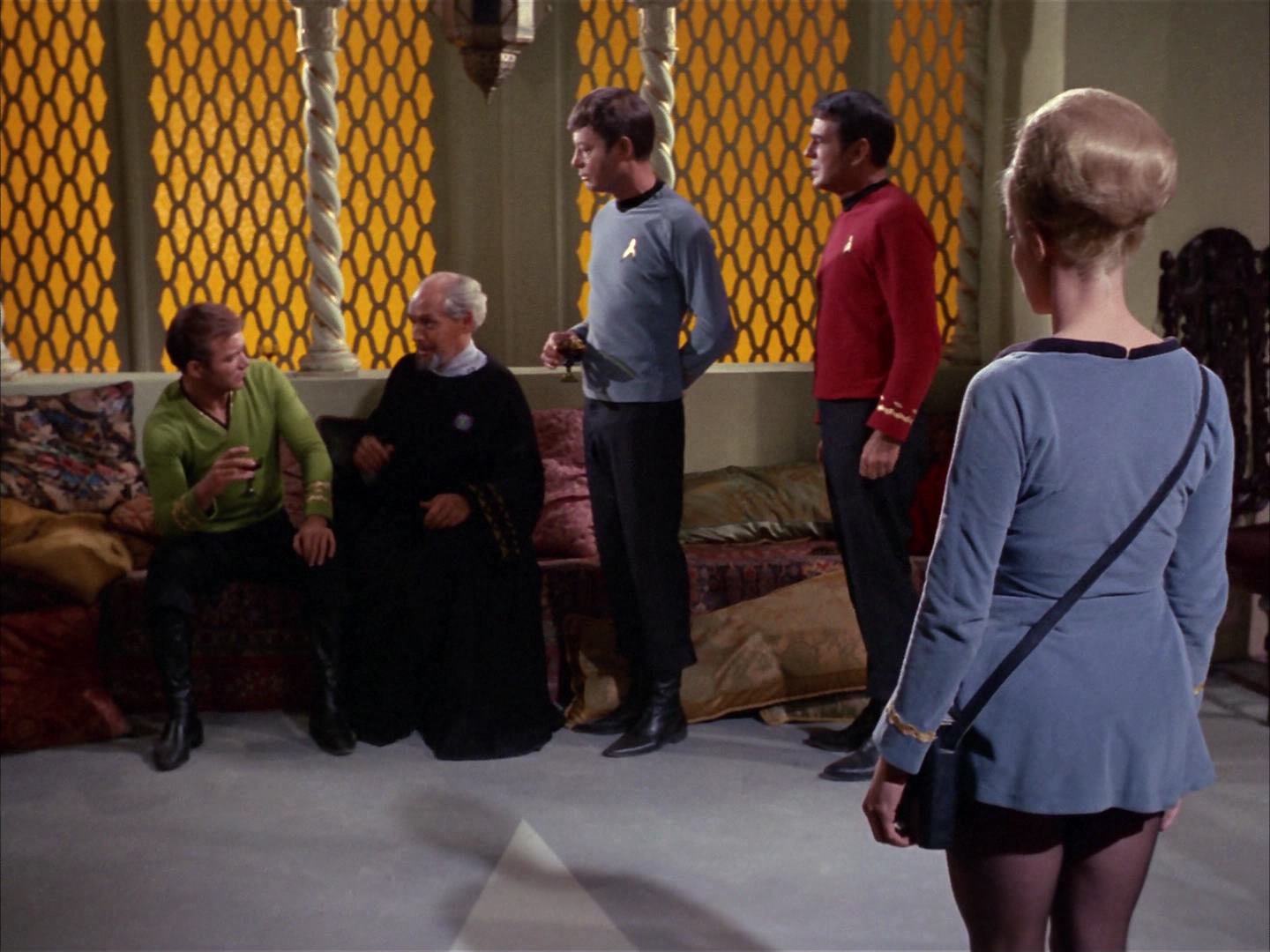 ariane179254_StarTrek_2x14_WolfInTheFold_0868.jpg