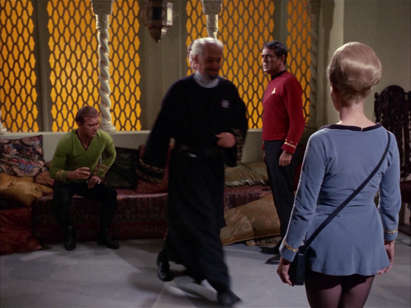 ariane179254_StarTrek_2x14_WolfInTheFold_0870.jpg