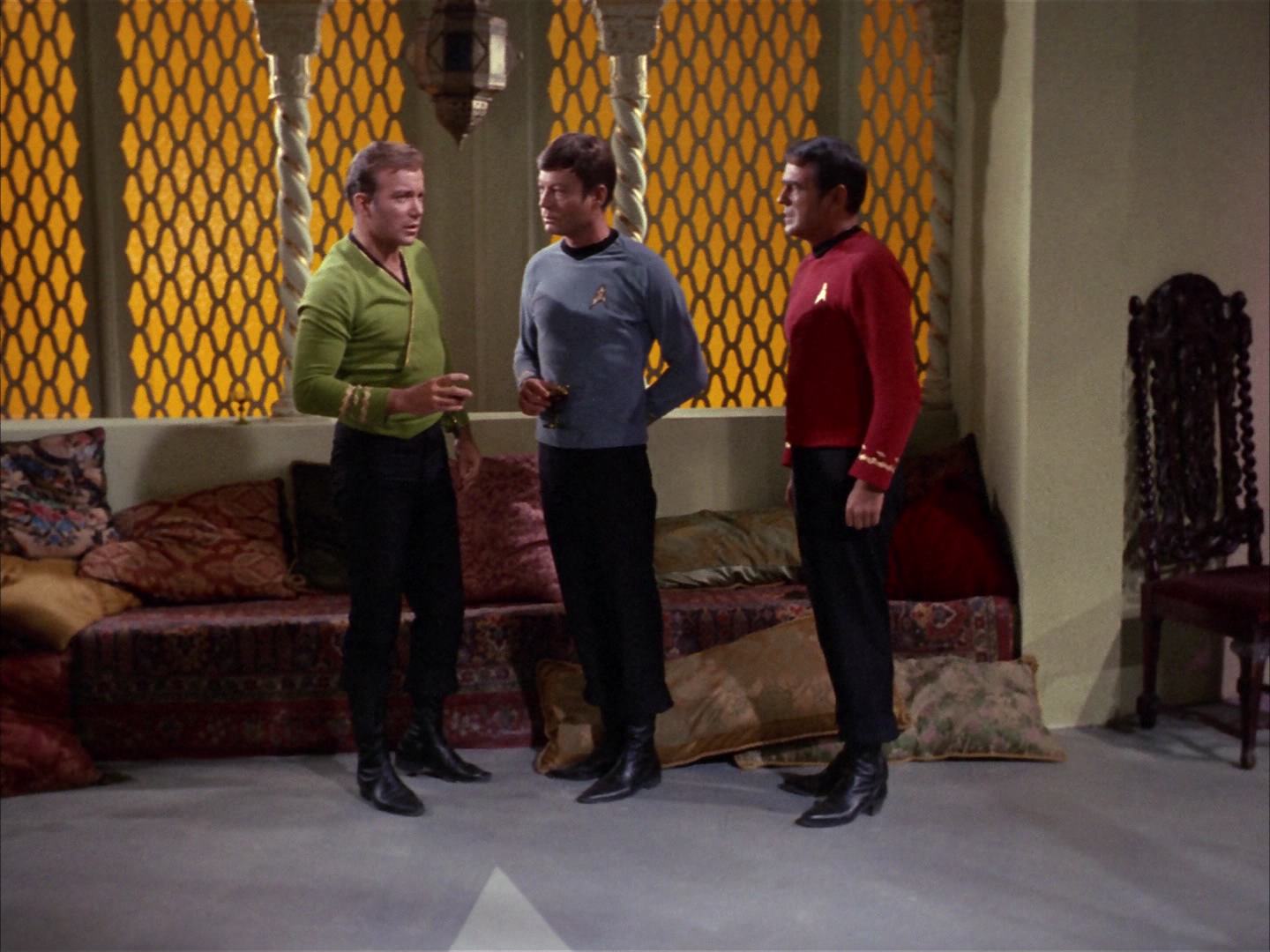 ariane179254_StarTrek_2x14_WolfInTheFold_0873.jpg