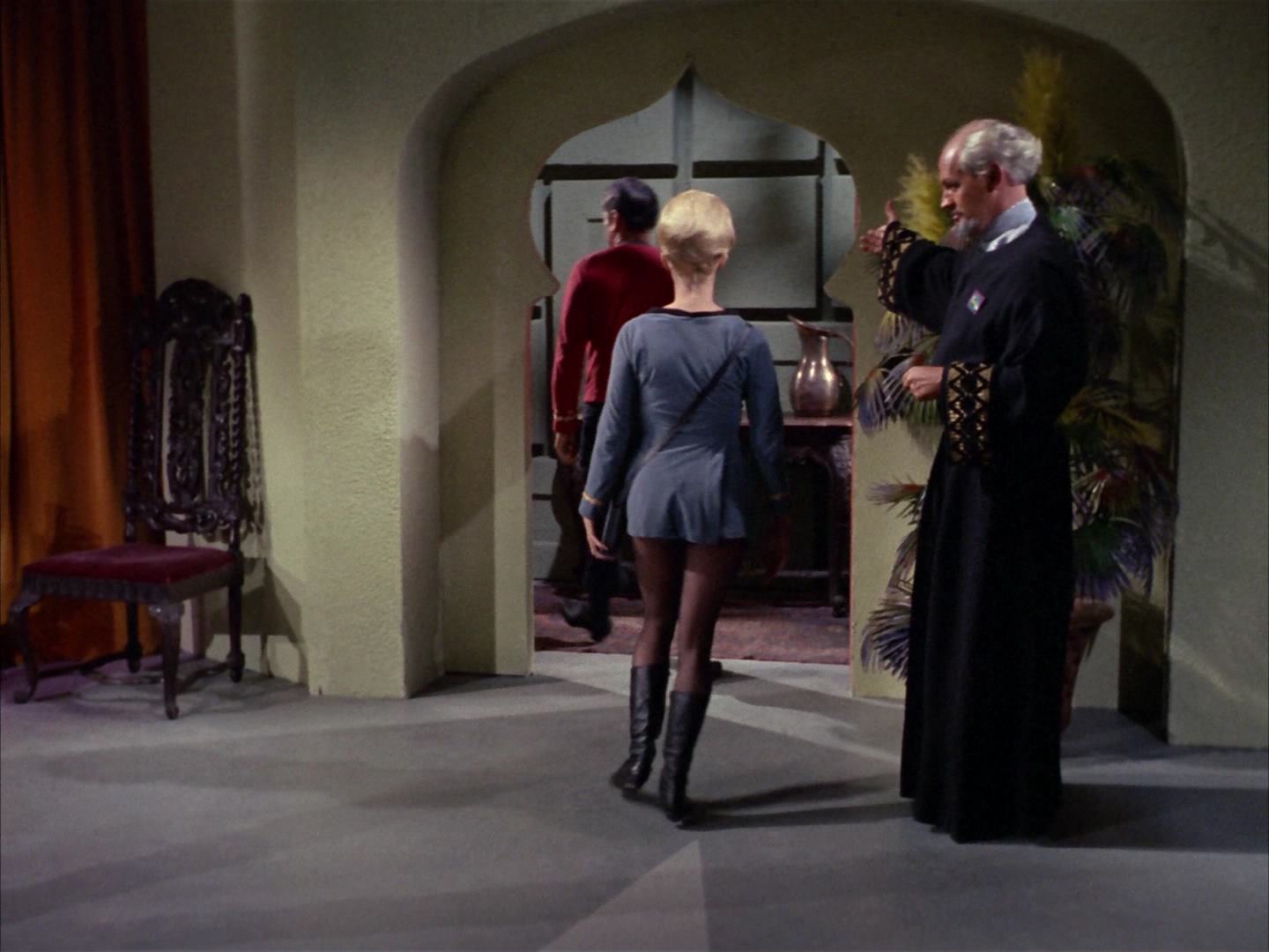 ariane179254_StarTrek_2x14_WolfInTheFold_0891.jpg