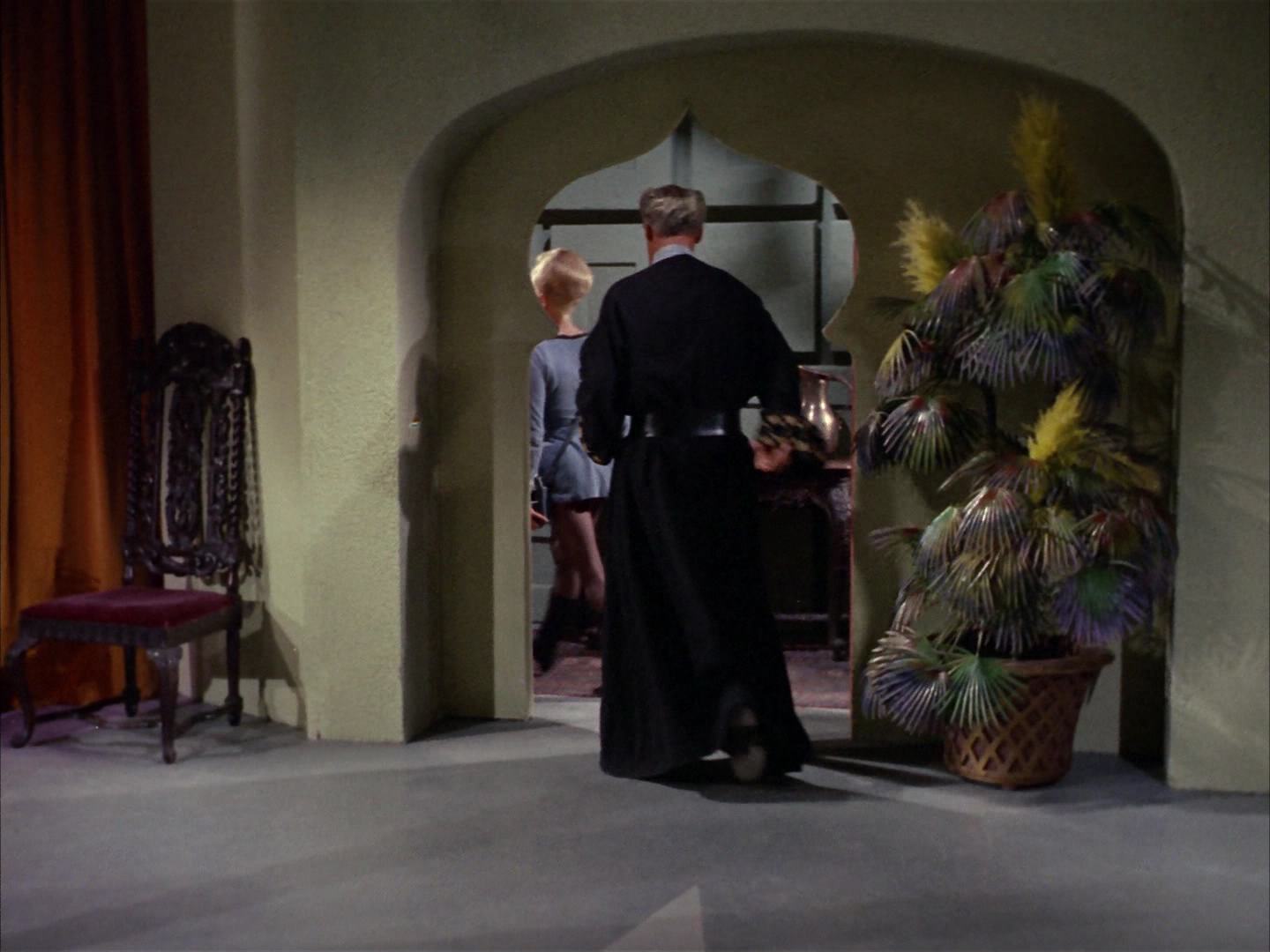 ariane179254_StarTrek_2x14_WolfInTheFold_0893.jpg