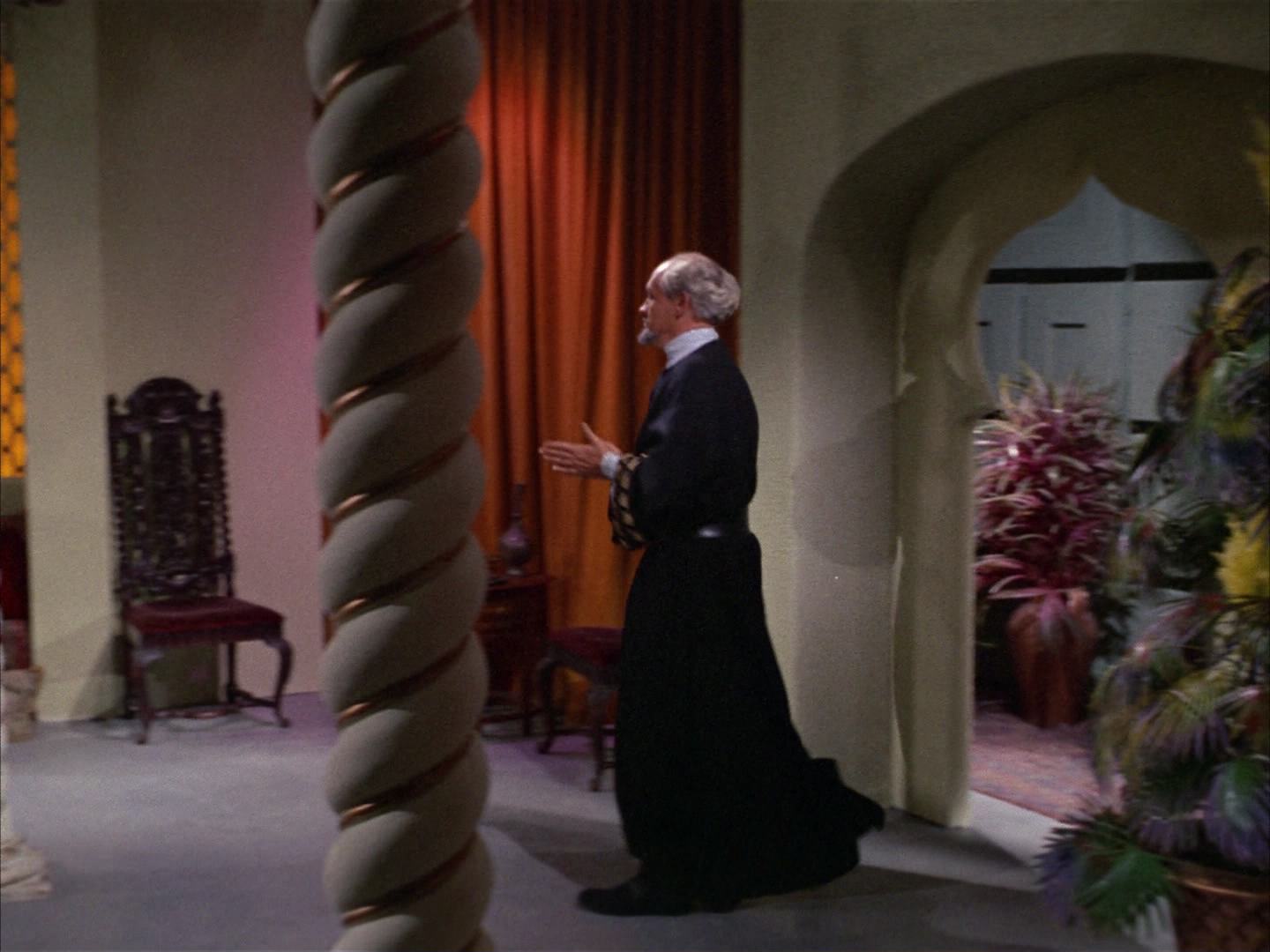 ariane179254_StarTrek_2x14_WolfInTheFold_0924.jpg